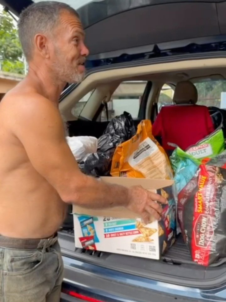 He was so grateful and overwhelmed he couldn&rsquo;t even speak &hearts;️

You may remember this sweet gentleman in Las Piedras, C&eacute;sar Omar, who was struggling to care for his 23 dogs. C&eacute;sar LOVED his satos, but could not afford medical