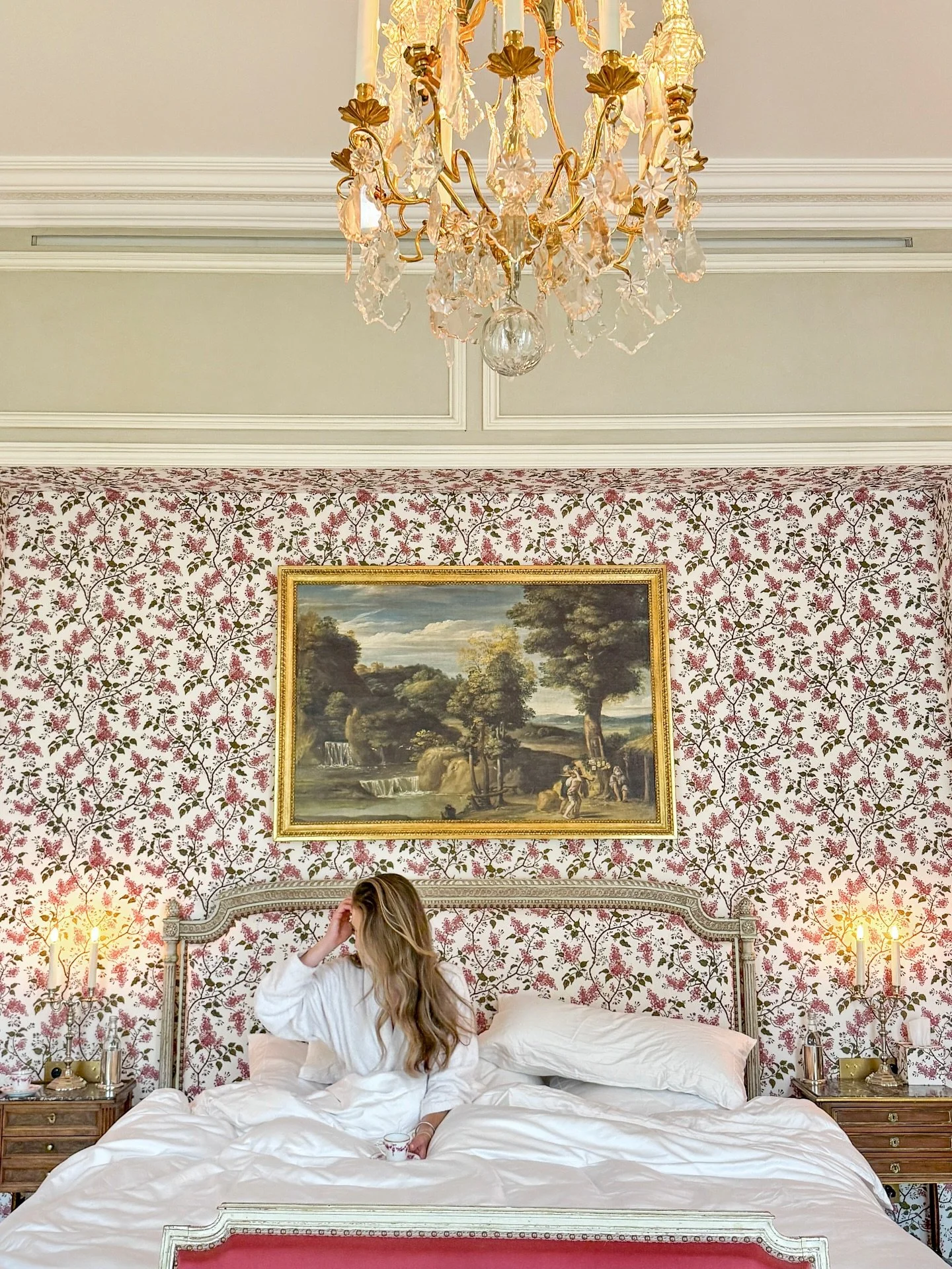 A stay in its own category.

Photos only seem to offer a glimpse what staying on the palace grounds at Airelles Versailles is like.

Here&rsquo;s what you can expect from a visit to Airelles Ch&acirc;teau de Versailles, Le Grand Contr&ocirc;le.

✨ Pe