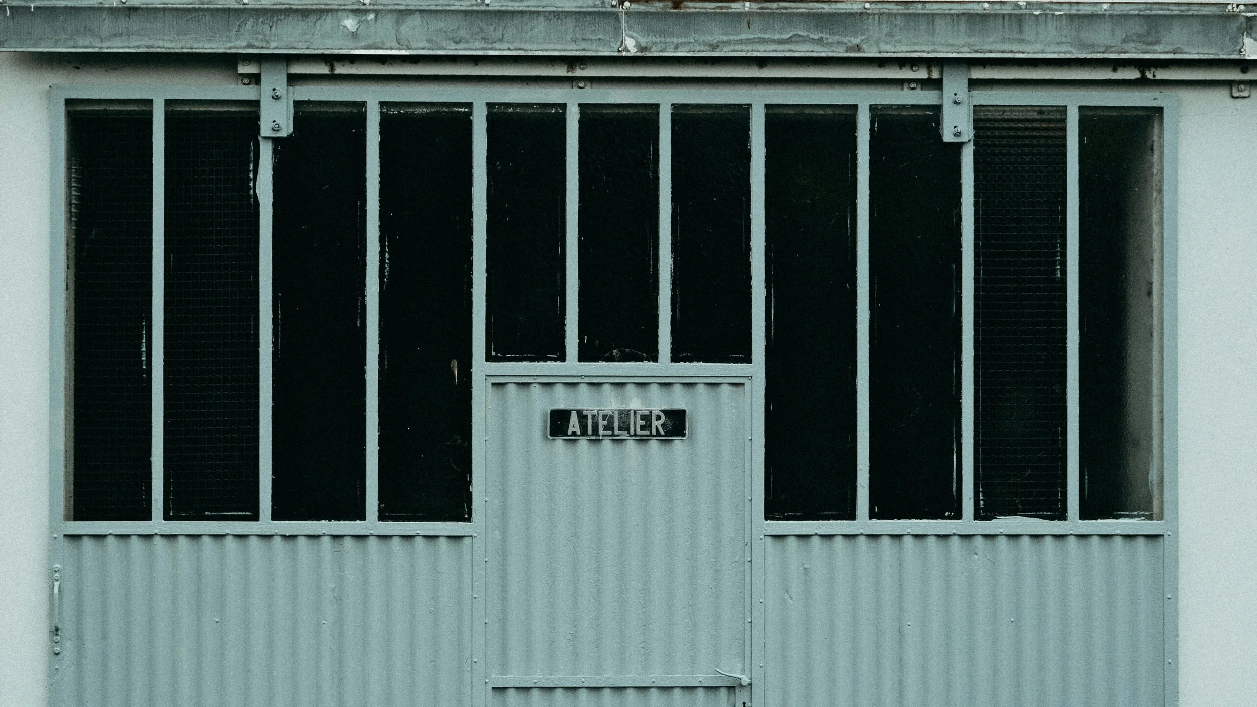 Associate Handbag Designer – Women’s Accessories 