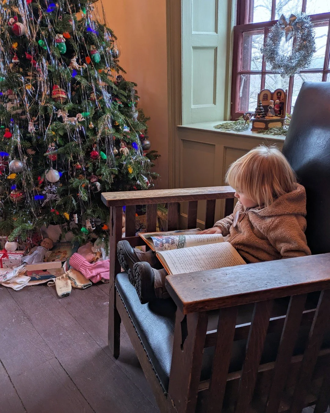 ❄️There is still time to experience Holidays @ The Homestead🎄
🕯️Join a cozy candlelit tour to delve deeper into the storied past of the Homestead and discover how the farming families of this old house celebrated the Christmas season over two centu