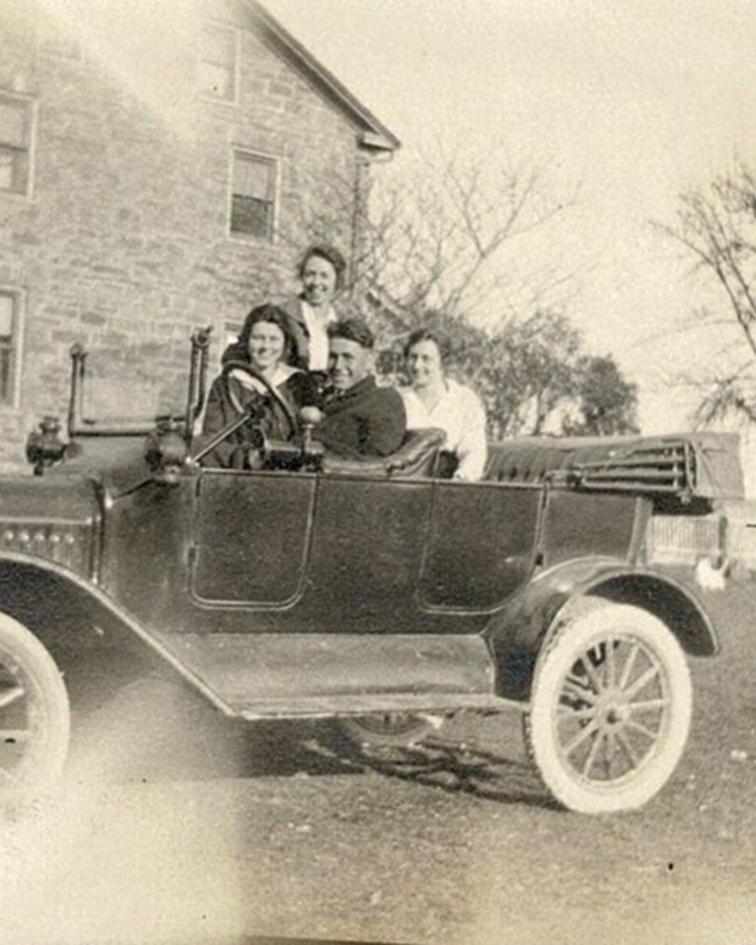 Happy #FamilyDay!

Here are some photos of the families who called The Brown Homestead their home!
Do you have any family photos taken in Niagara? 

Today is the last day to submit an image for Niagara in Focus community photo project🖼️

Click the l
