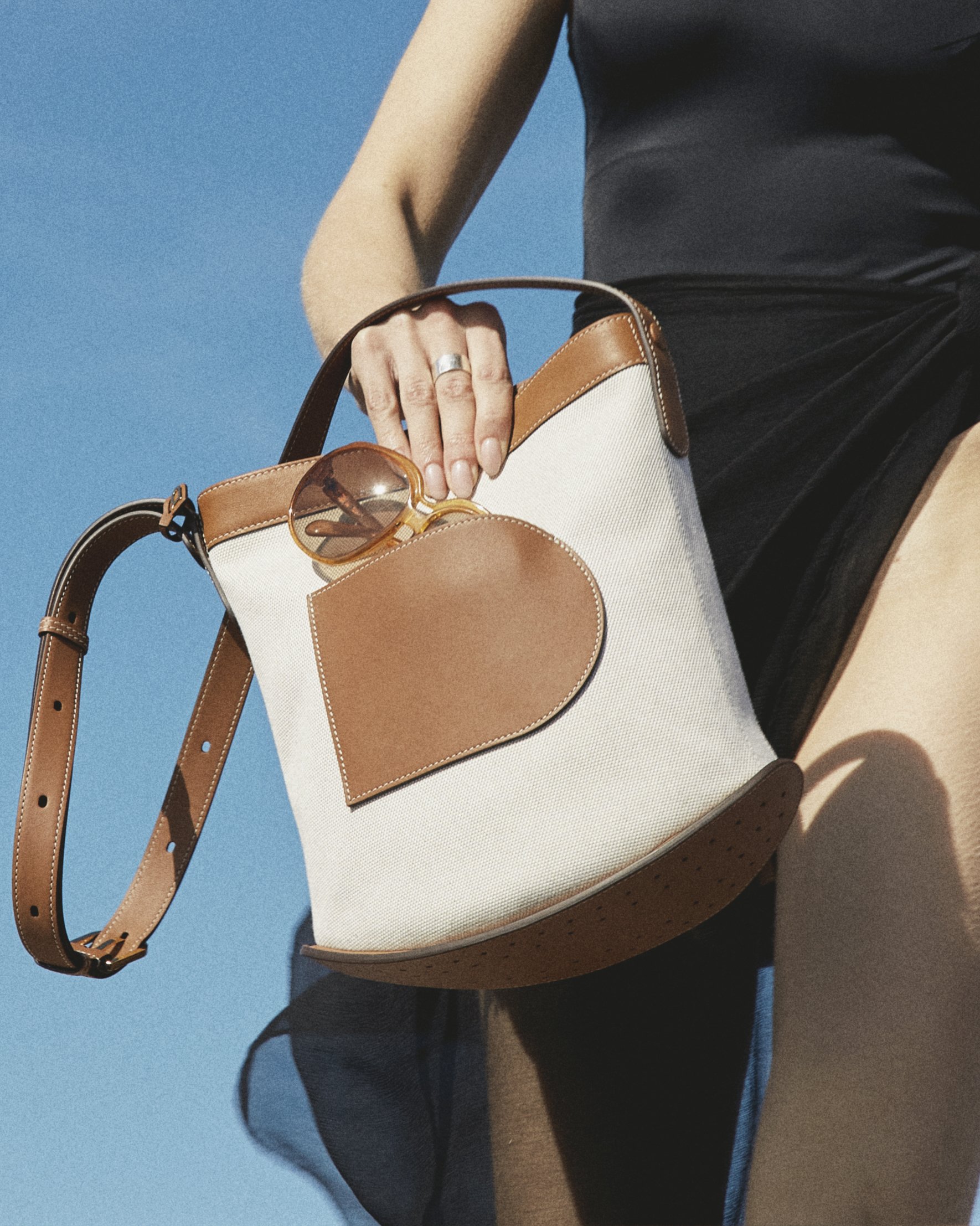 DELVAUX_SS22_CANVAS_STORY_PIN_DAILY_CANVAS.jpg