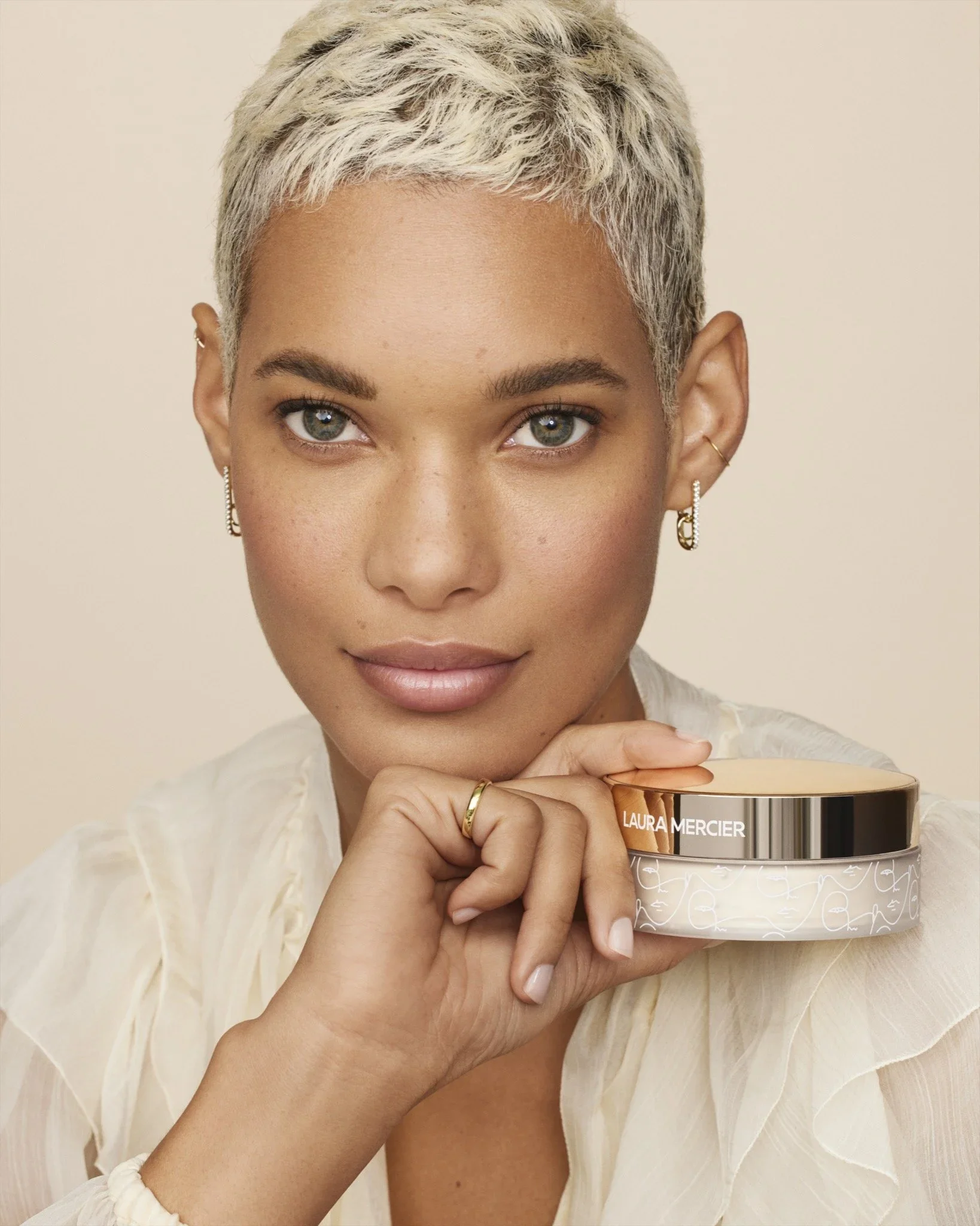 VOICI LE PRODUIT MAKE-UP SIGNÉ LAURA MERCIER DONT VOUS NE POURREZ PLUS VOUS PASSER EN 2023…