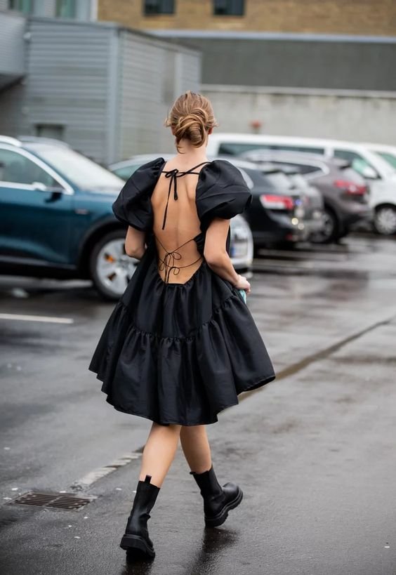 LA PETITE ROBE NOIRE : LE SUMMUM DU CHIC INTEMPOREL, VOICI COMMENT LA  PORTER POUR CHALLENGER LA MYTHIQUE BLACK DRESS ! — Les coups de coeur de  Félicia