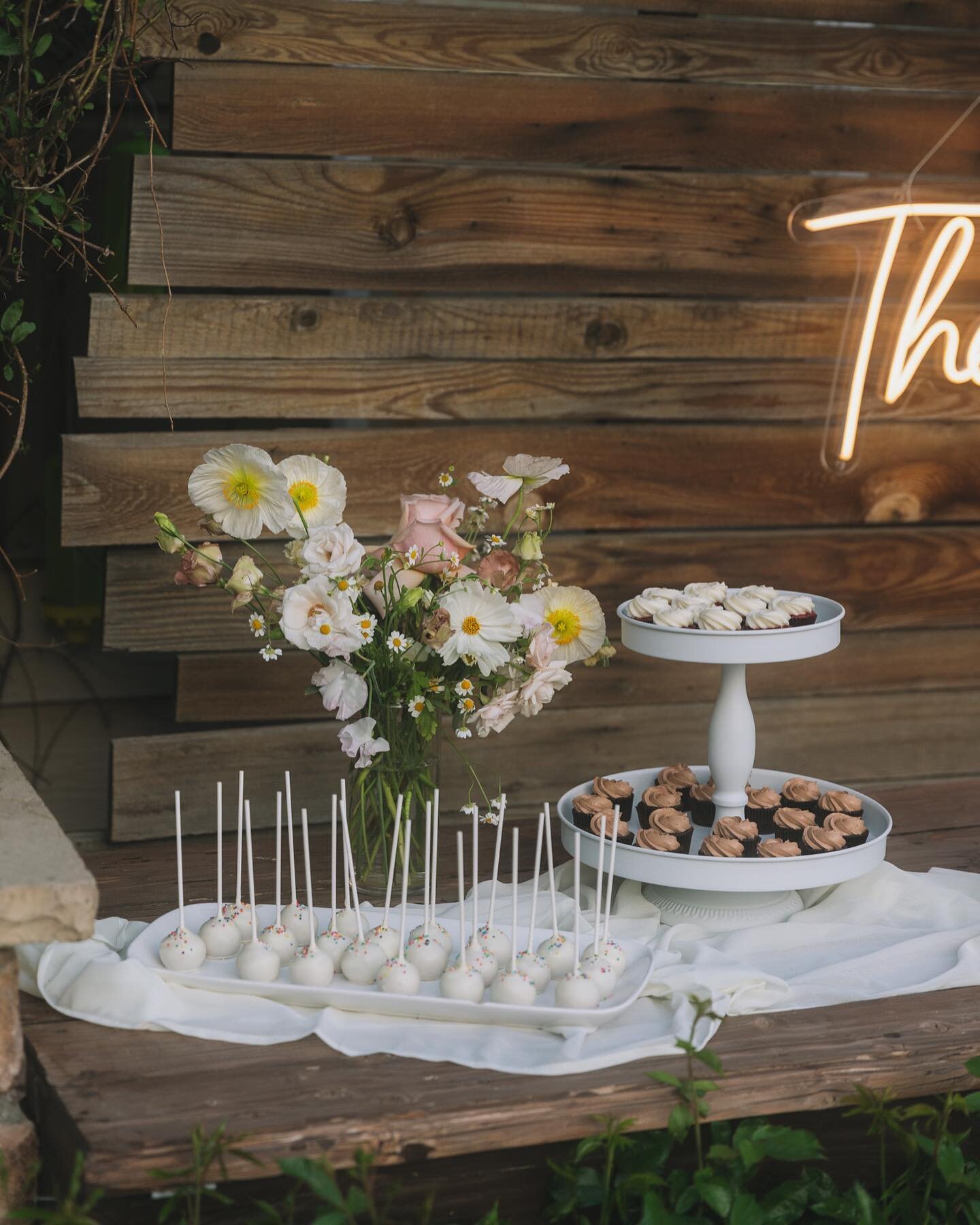 Dreamy dessert tables ✨

@westimagery 
@flowersbymaemae 
@serendipity_weddings