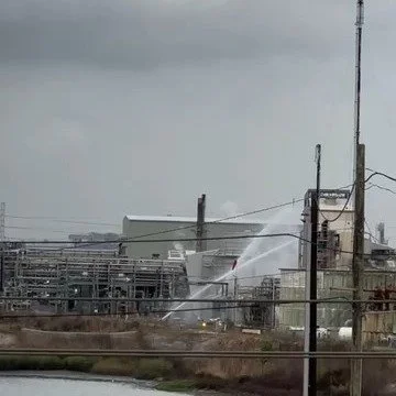 Now: An incident at the Lubrizol facility in Deer Park has caused multiple industrial shelter-in-place issues from the #petrochem facilities Oxy Chemical, Shell Chemical-Deer Park, &amp; Linde. Emergency response teams are currently performing water 