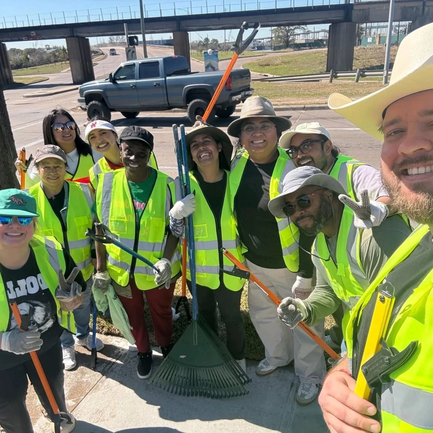 A HUGE thank you to the volunteers who came out last Friday for a successful community cleanup! This was a collaboration b/w community members &amp; local orgs. Interested in volunteering w/us in the future? Let us know!  #EnvironmentalJustice @Houst