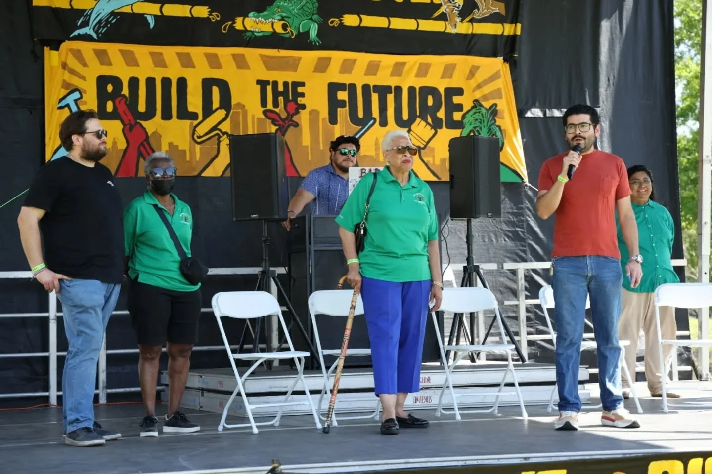 Ending toxic multigenerational harm begins with multigenerational healing. The bilingual #ConfrontingCERAWeek Build Your Future Community Event encompassed everything we want to see as we build a world that goes @beyondpetrochemicals. Nations, tribes