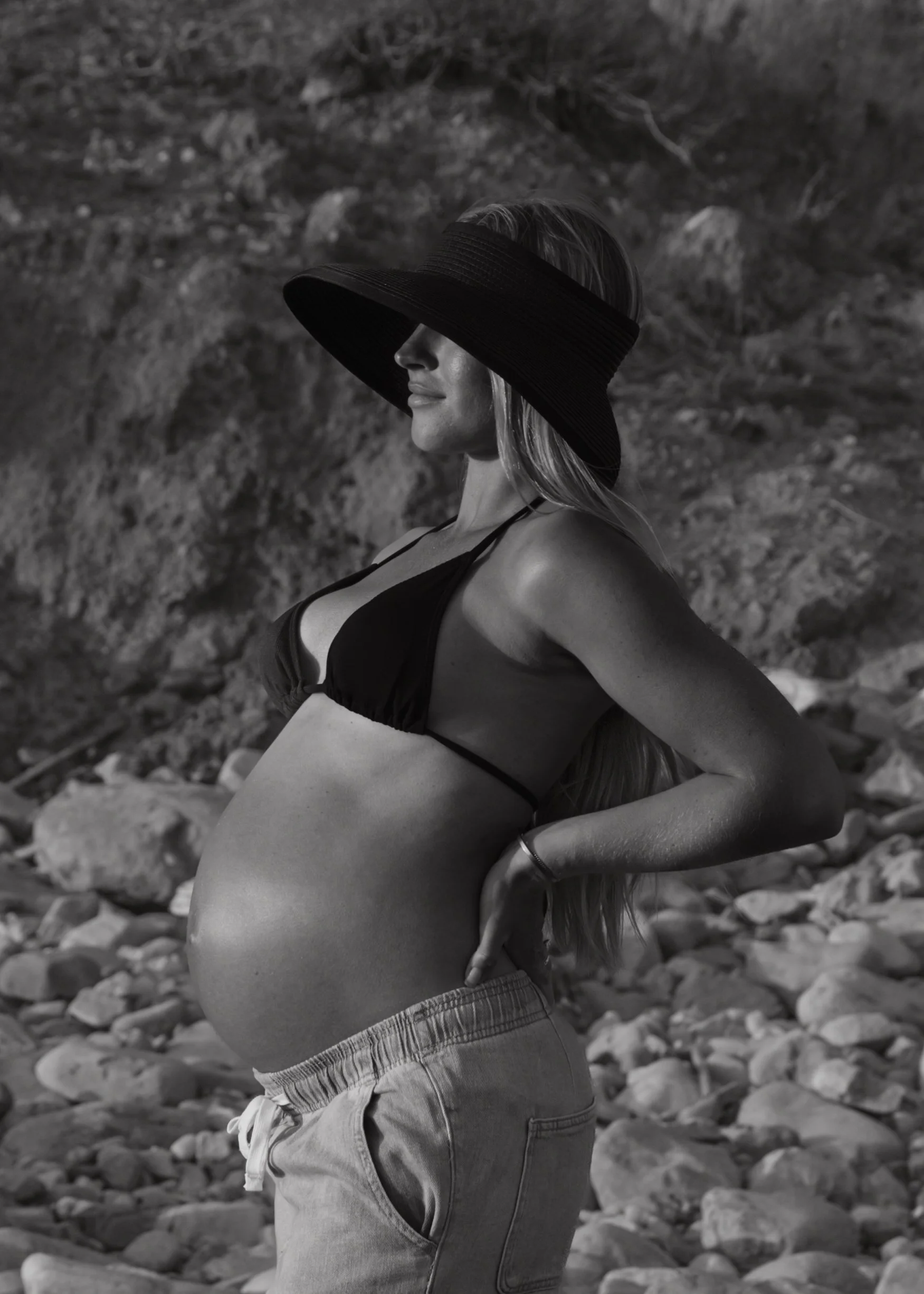 fashion editorial maternity photo in malibu california.jpg