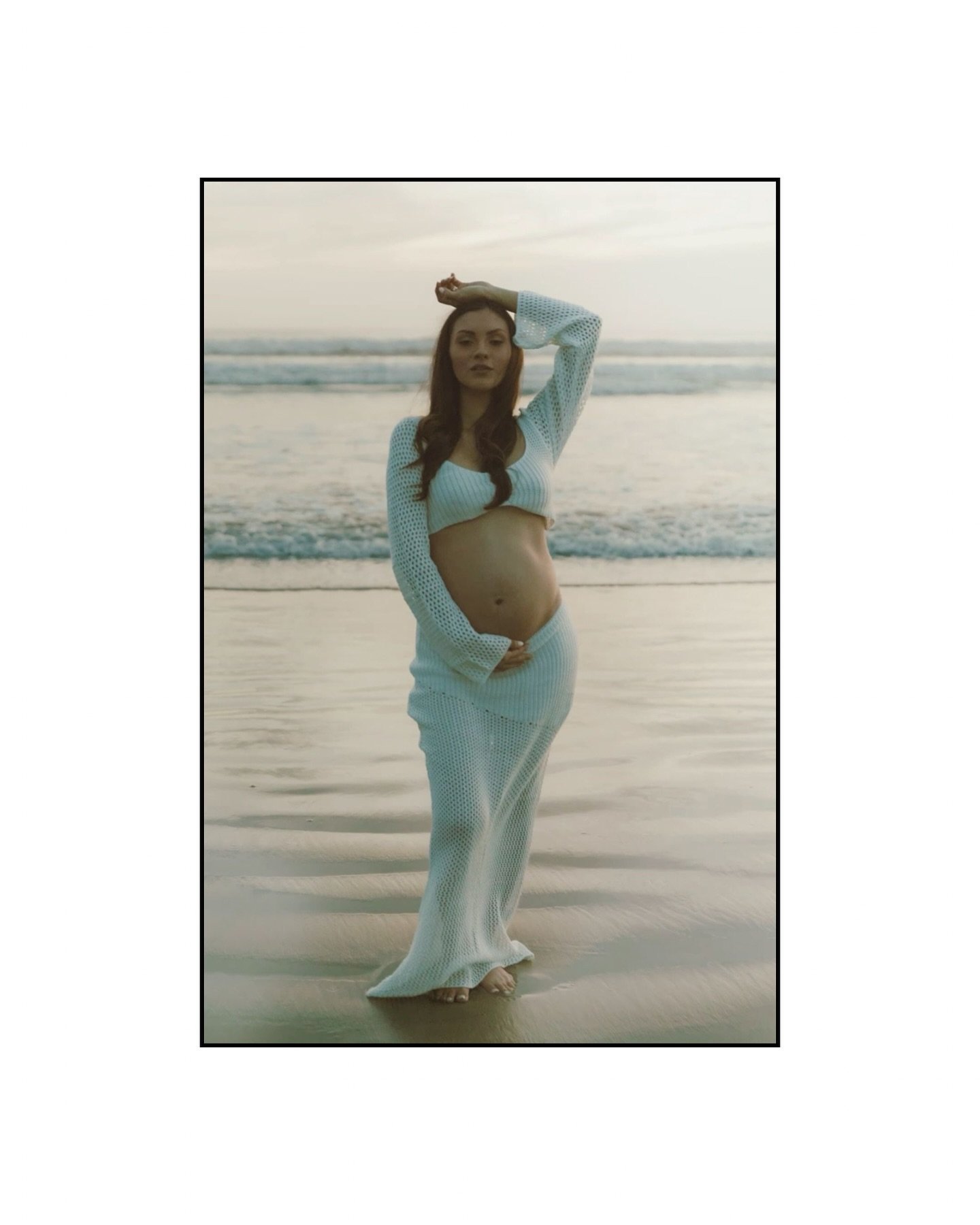 🌚🦢 From a chilly winter sunset maternity session with the radiant @jacqlynsherr