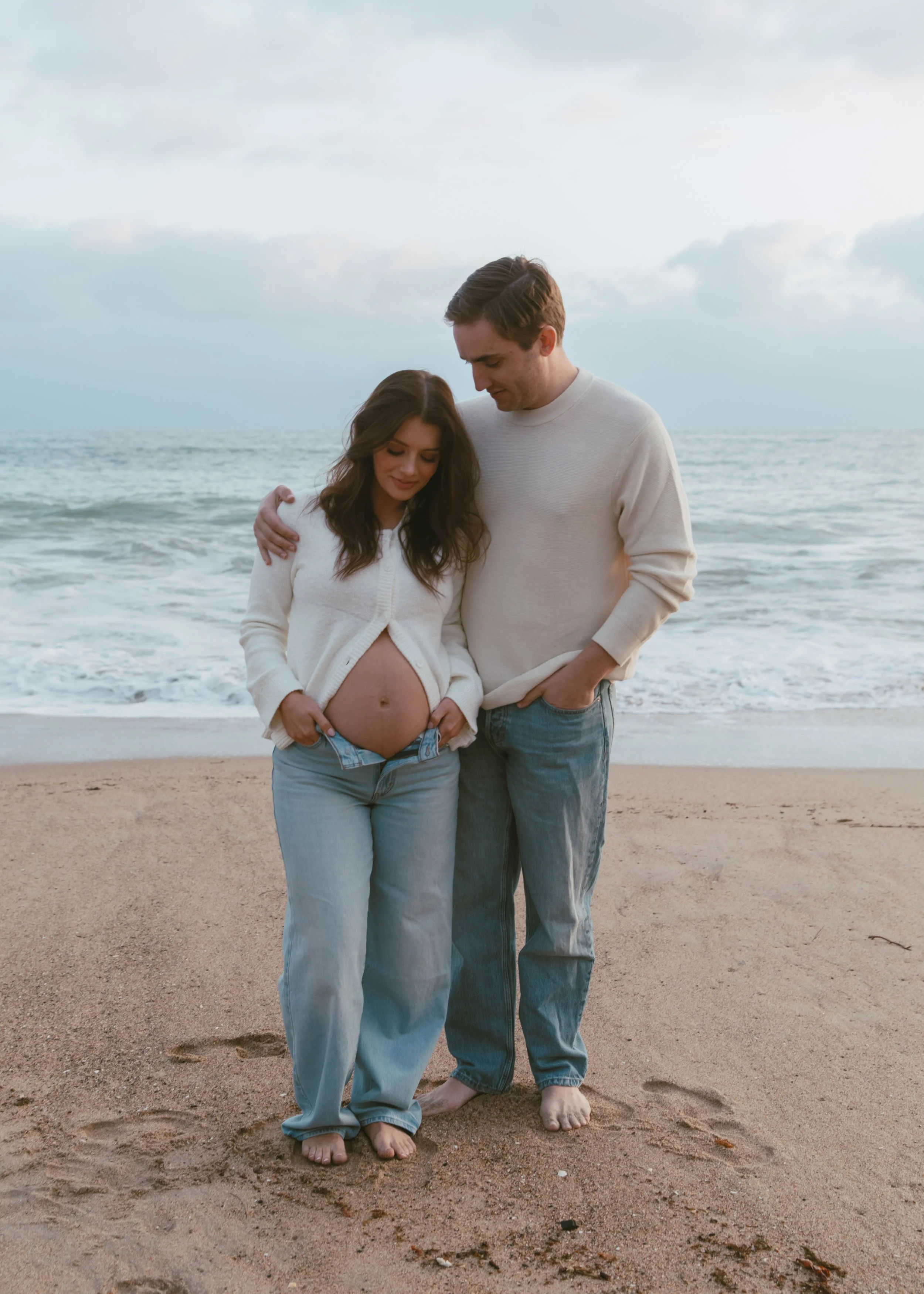 maternity photos couple wearing jeans laguna beach california.jpg