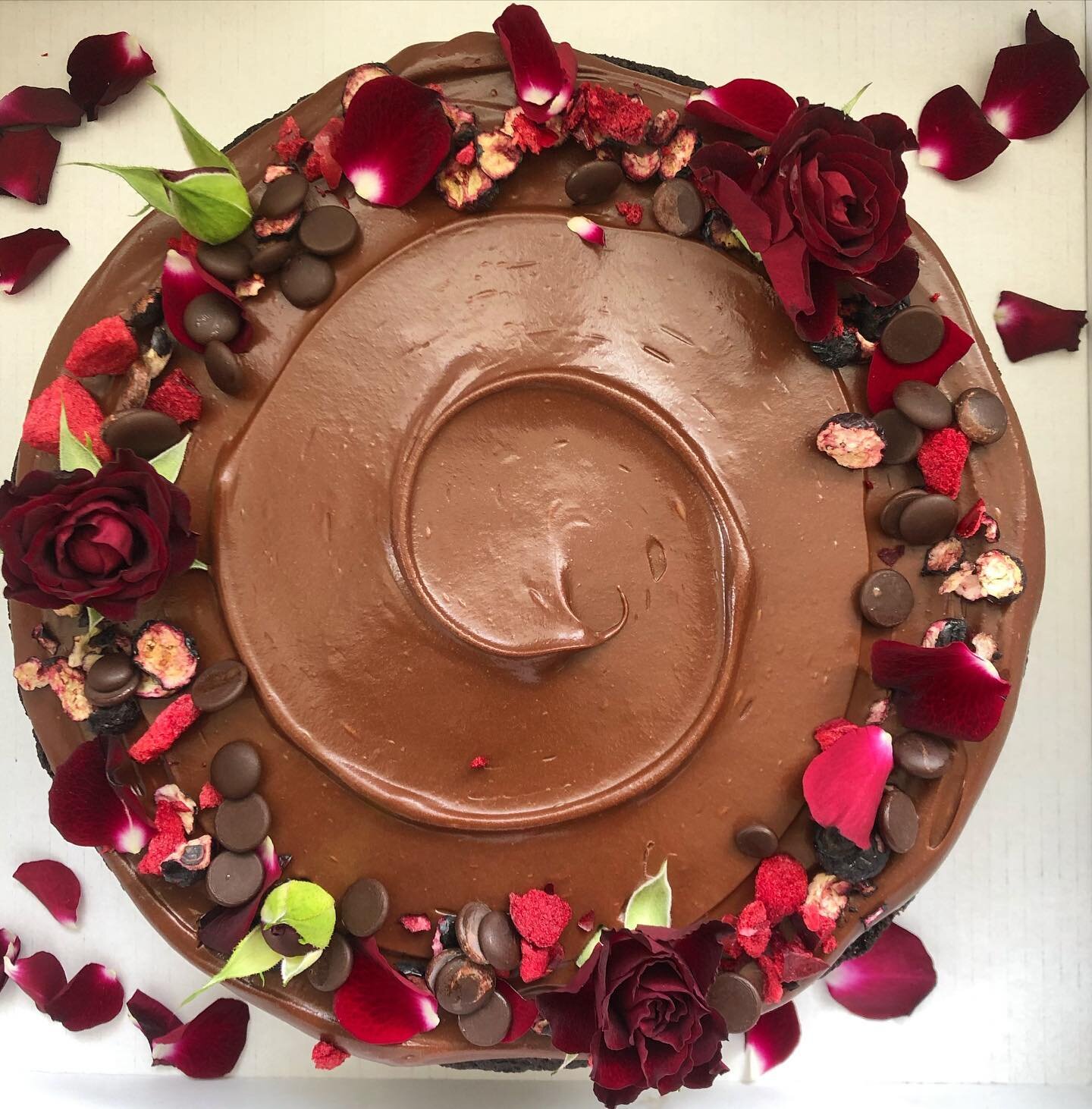 Hard to resist getting a fork and digging into this chocolate raspberry cake with rich dark chocolate ganache 😍🍫❤️