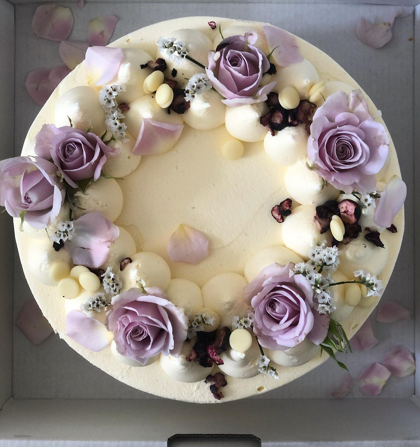 For Saturday, a very vanilla classic cake 🍰 with blooms. 💜