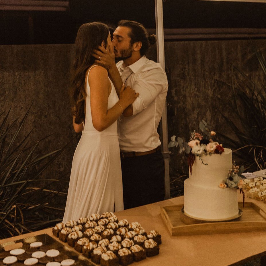 Happy 1st anniversary to my beautiful angel of a sister and her lovely husband. Amazing pic by @hollyshin.photography!
If you have photos of your cakes please send them to me- I LOVE to see them. 💜💜💜