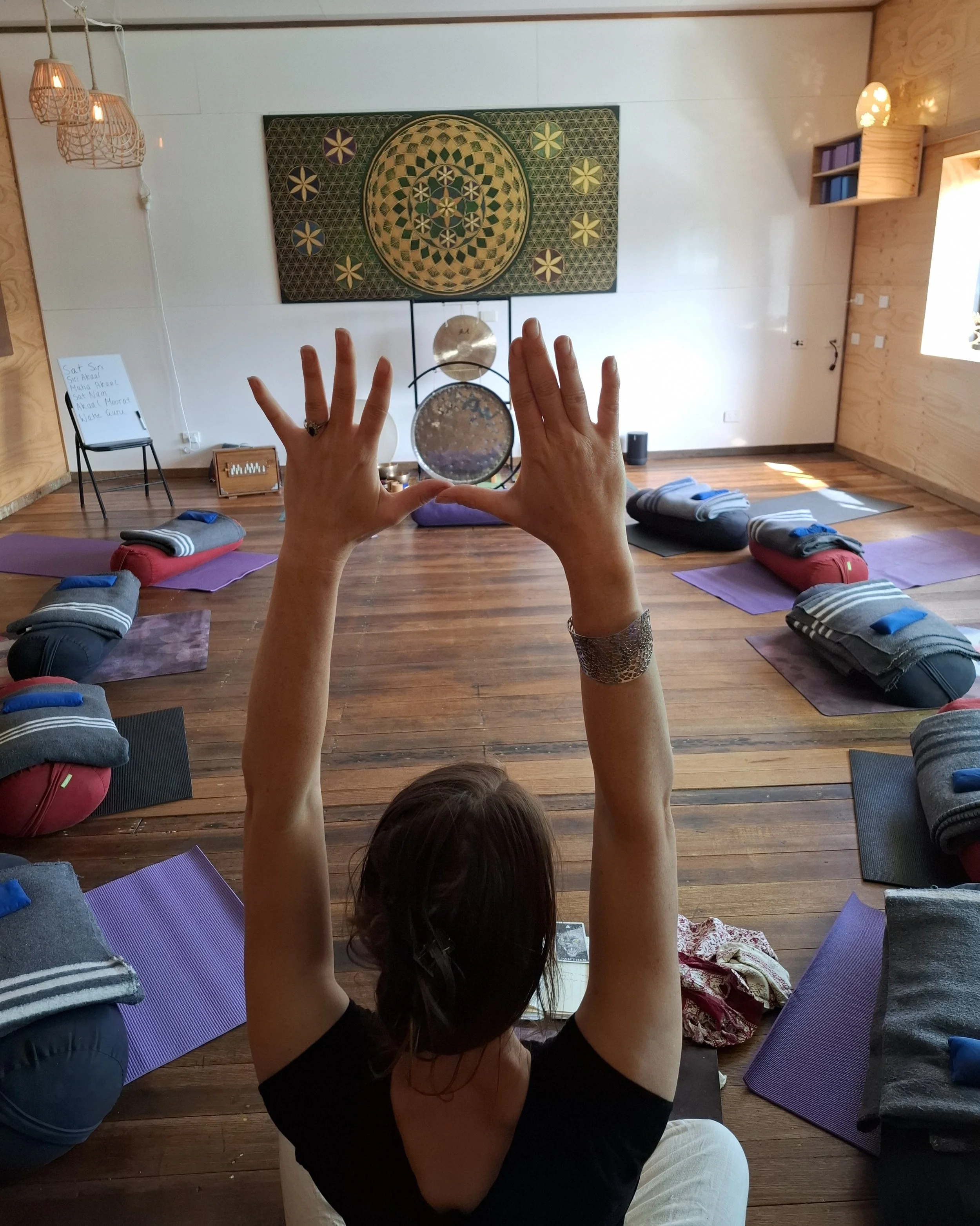 sunday-soothe-yoga-sound-healing-mantra-chant-meditation-castlemaine