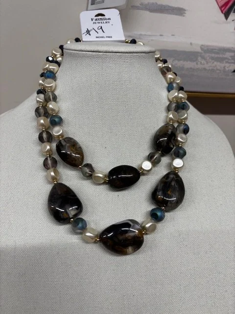 Elegant Earth-Toned Pearl Statement Necklace