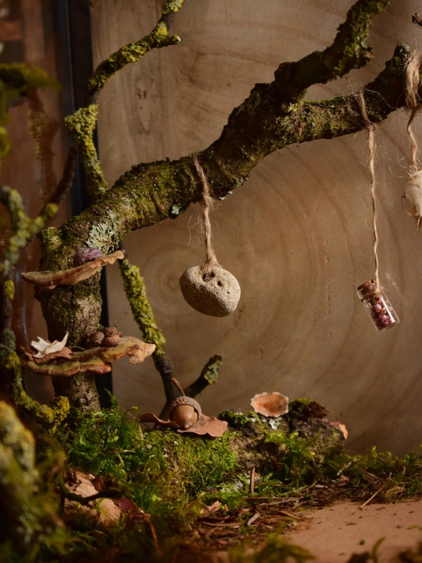 A sneak peek of something really special I&rsquo;ve been working on for a even more special place 🧚🏻
Can&rsquo;t wait to share more 🖤

#diarama #fairyhouse #fairyfurniture