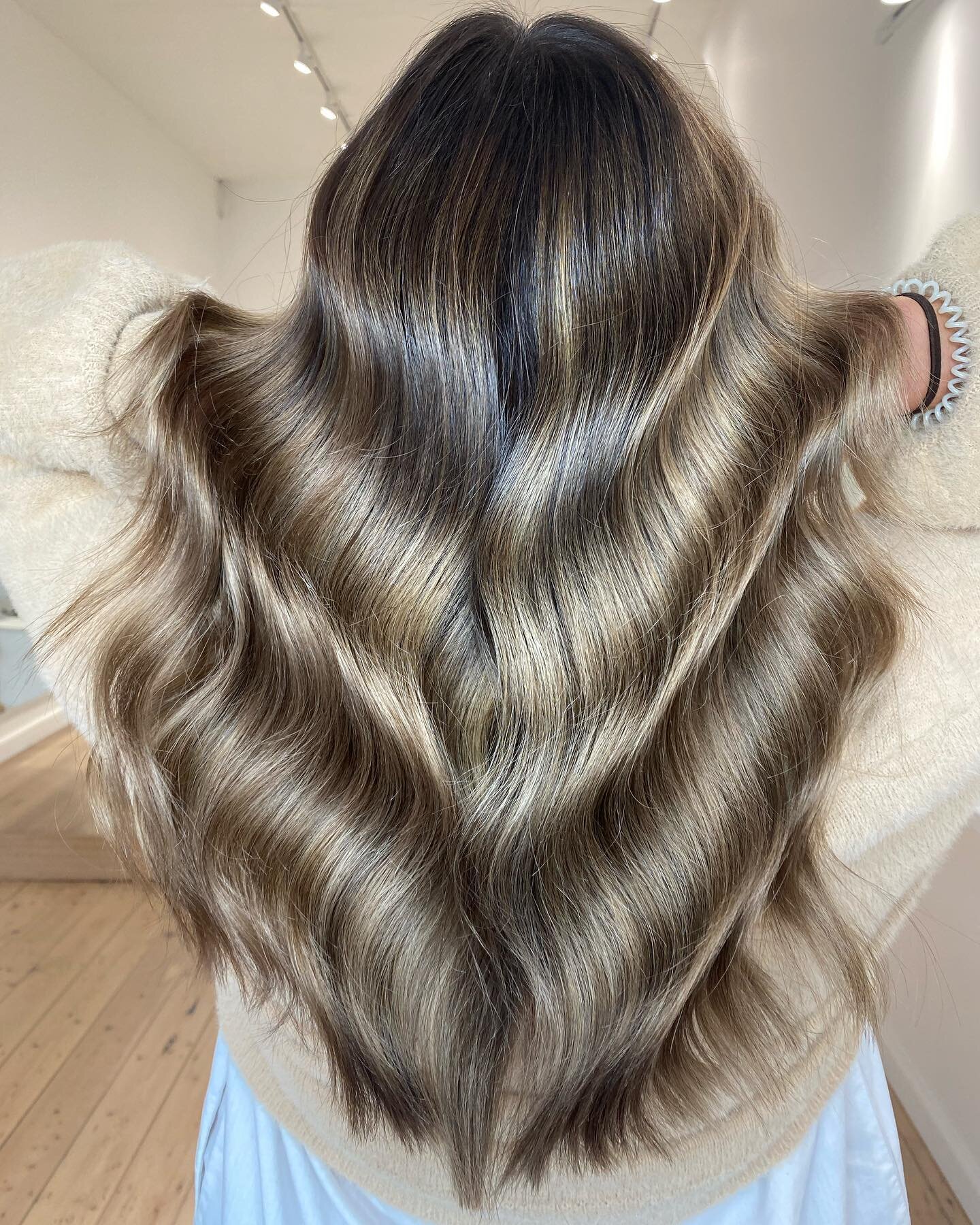 Seamless, glossy and dimensional = Dream hair vibes ☕️