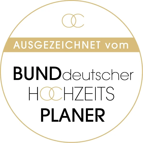 Noch etwas natürlicher, wenn das Siegel selbst deutlich im Bild zu sehen ist:  Gütesiegel des Bundes deutscher Hochzeitsplaner