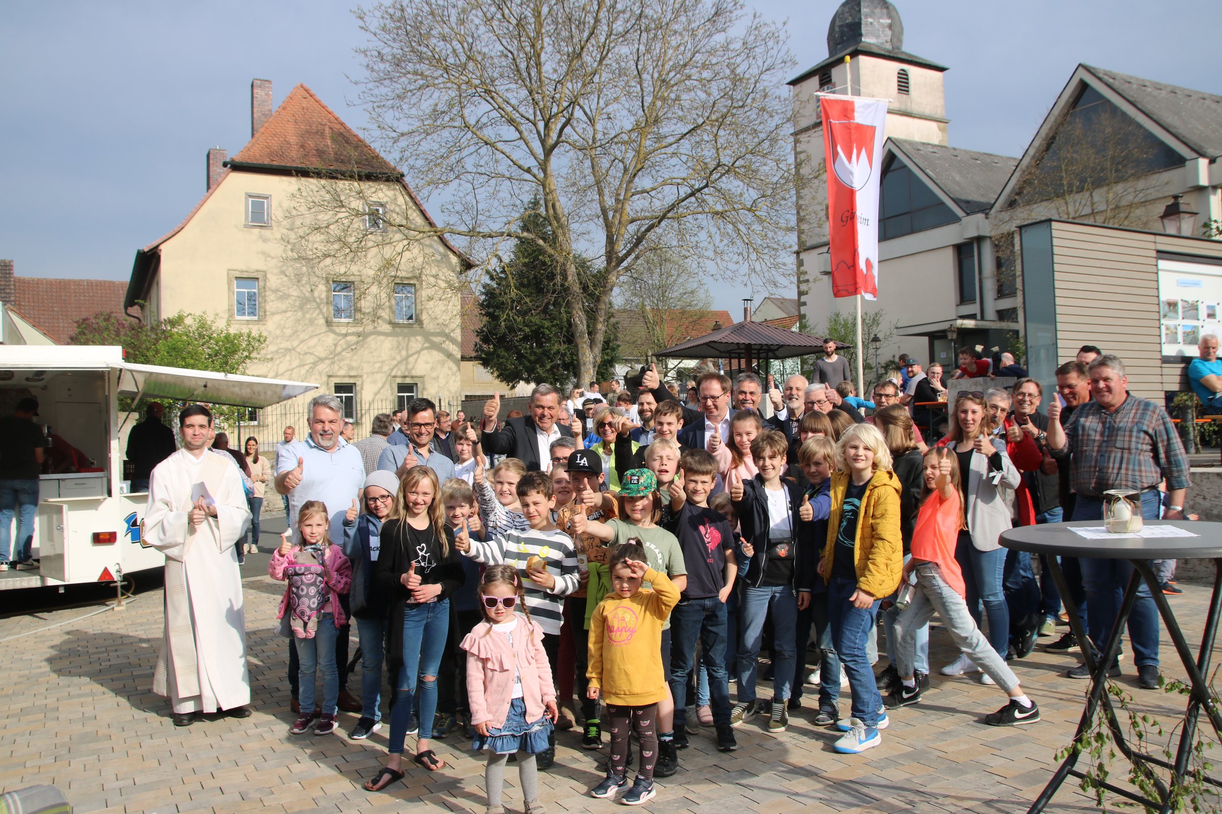 Gruppenbild auf dem Platz2.JPG