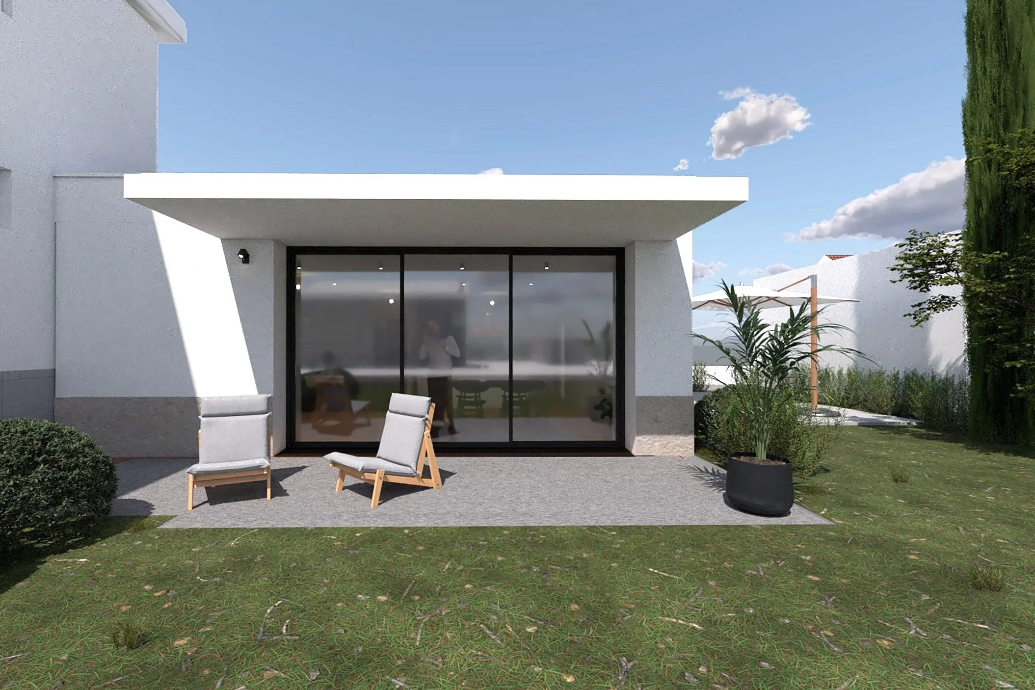 Vue extérieure d'une maison moderne avec terrasse, deux chaises longues, plante en pot, et jardin bien entretenu sous un ciel bleu avec quelques nuages.