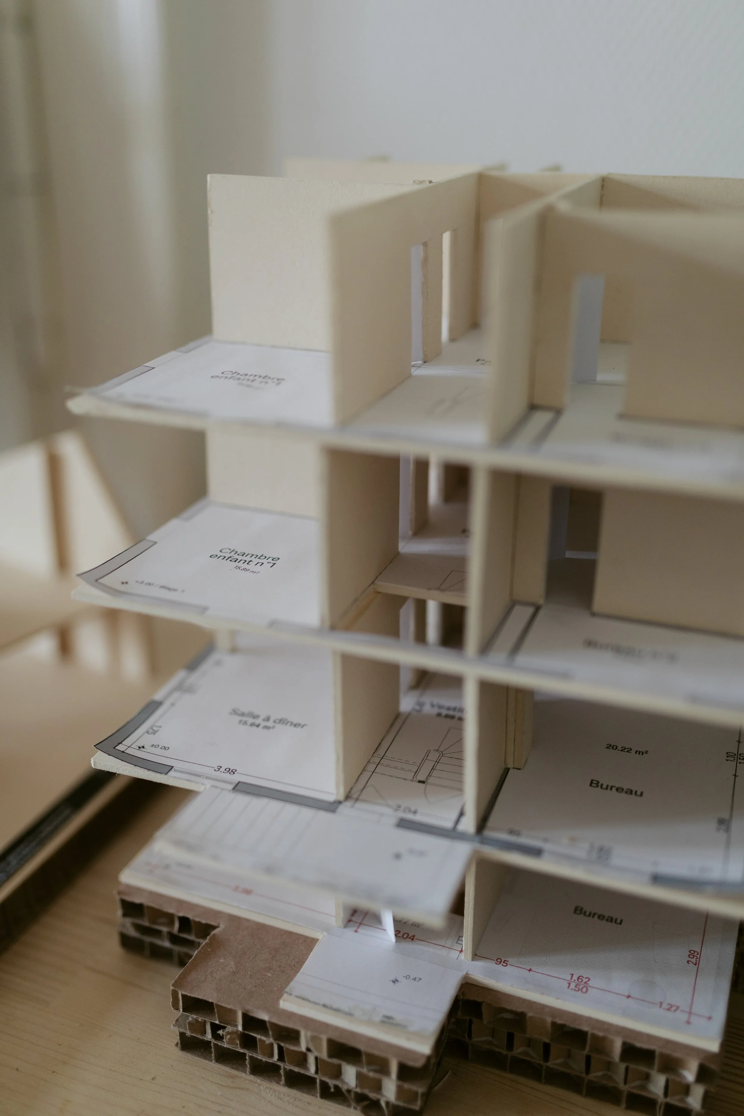 Modèle réduit d'une maison avec plans et murs en carton.