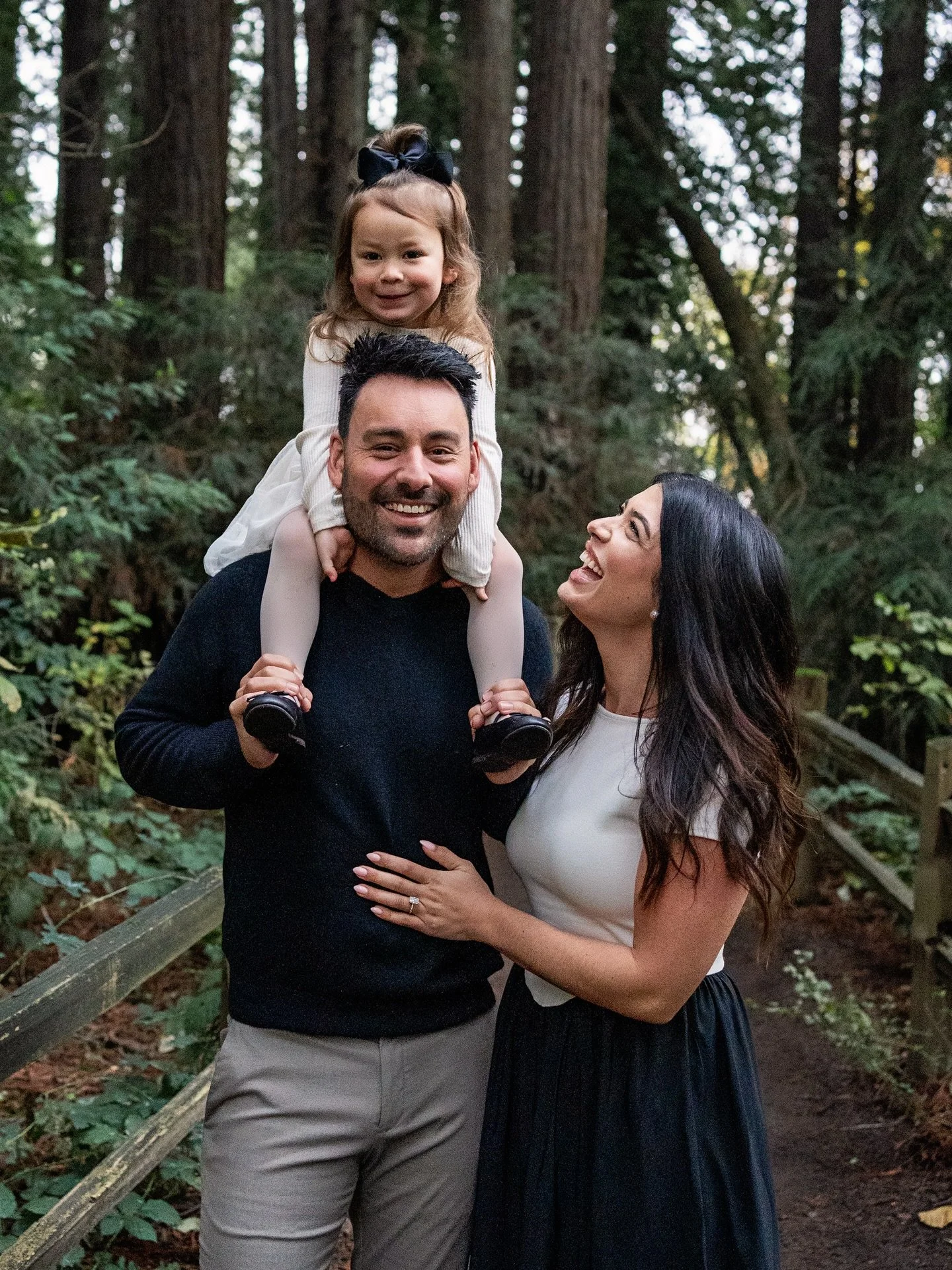 Happy New Year, friends! Starting off 2026 with this adorable family ❤️ 

#sonomacountyphotographer #marincountyphotographer #familyphotographer