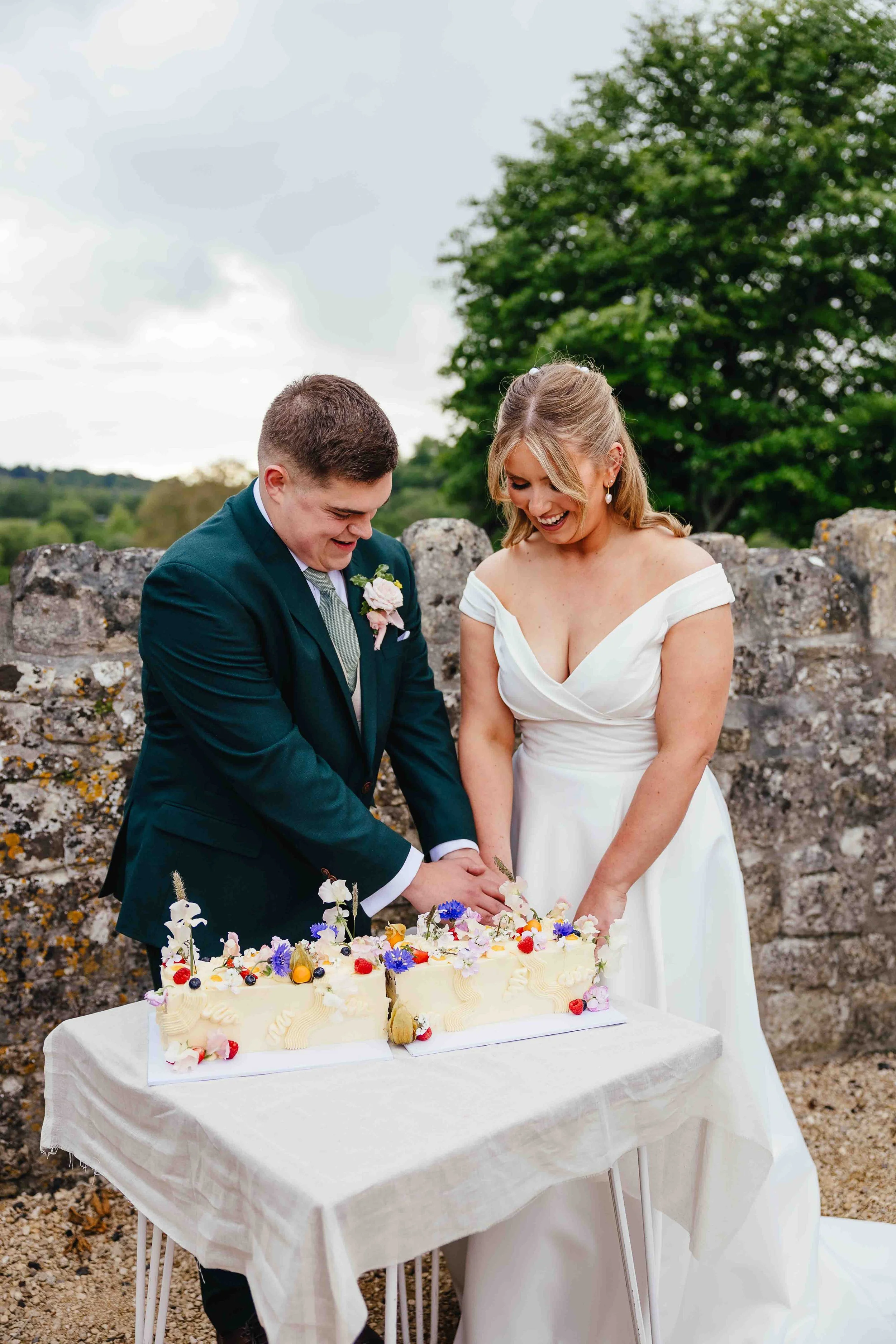 Couple cutting cake