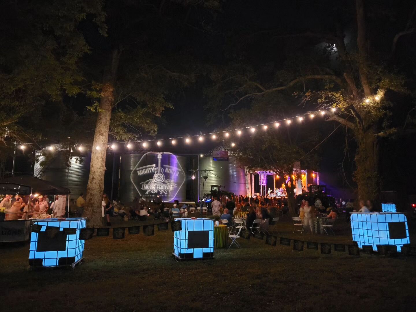 What an amazing setting for 3rd annual @mightyrootsmusicfestival. We hope this festival keeps growing and bringing one more awesome experience to Clarksdale. 🍻 #traveling #visitclarksdale #visitms #hostelworld #hostel