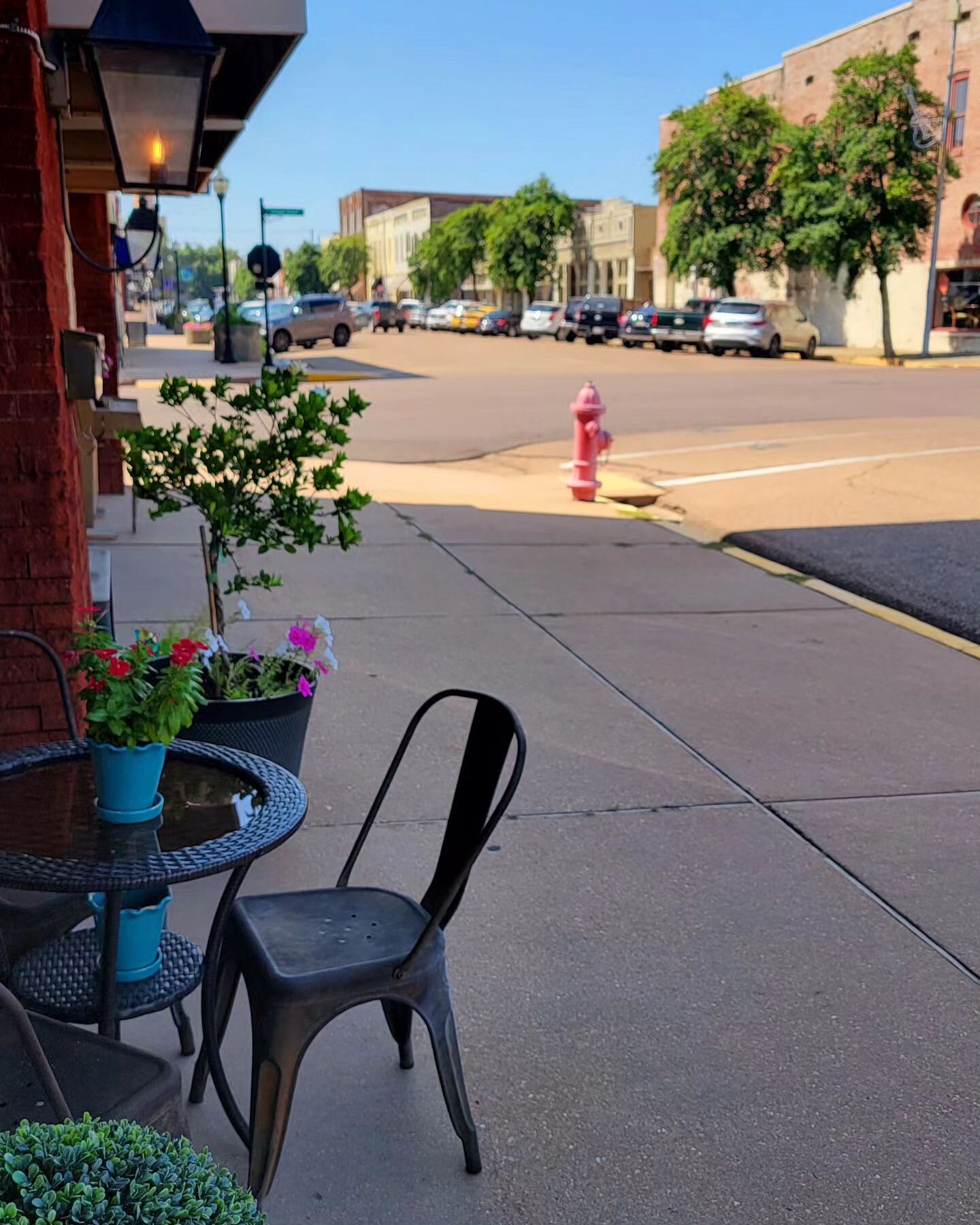 Beautiful morning in Clarksdale.  Guests can grab a coffee with us or at one of the great coffee shops located within a few blocks.  Just sit down and slow down. 🐌☕️ #visitclarksdale @hostelworld @hosteling.us #remotework #blues #music #history #tra