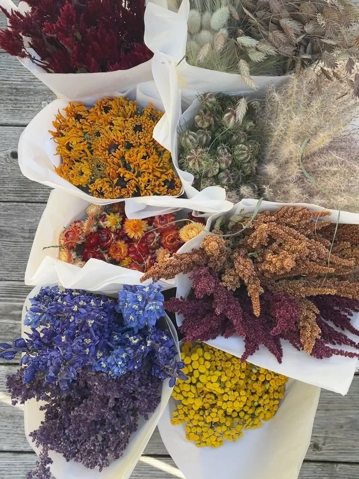Dried wedding order shipped to South Carolina 🌾

-A DIY bucket (8 bunches)
-3 small bouquets 
-1 large bouquet