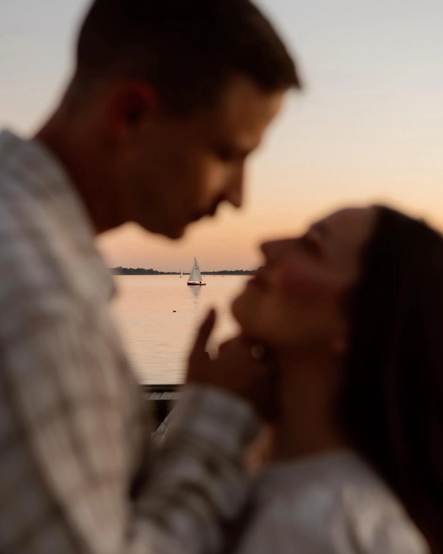 Give me dreamy sunsets &amp; love stories at White Rock Lake any day of the week 💛

#dallasweddingphotographer #dallasengagementphotographer #dfwphotographer #editorialweddingphotographer #timelessweddingphotography
