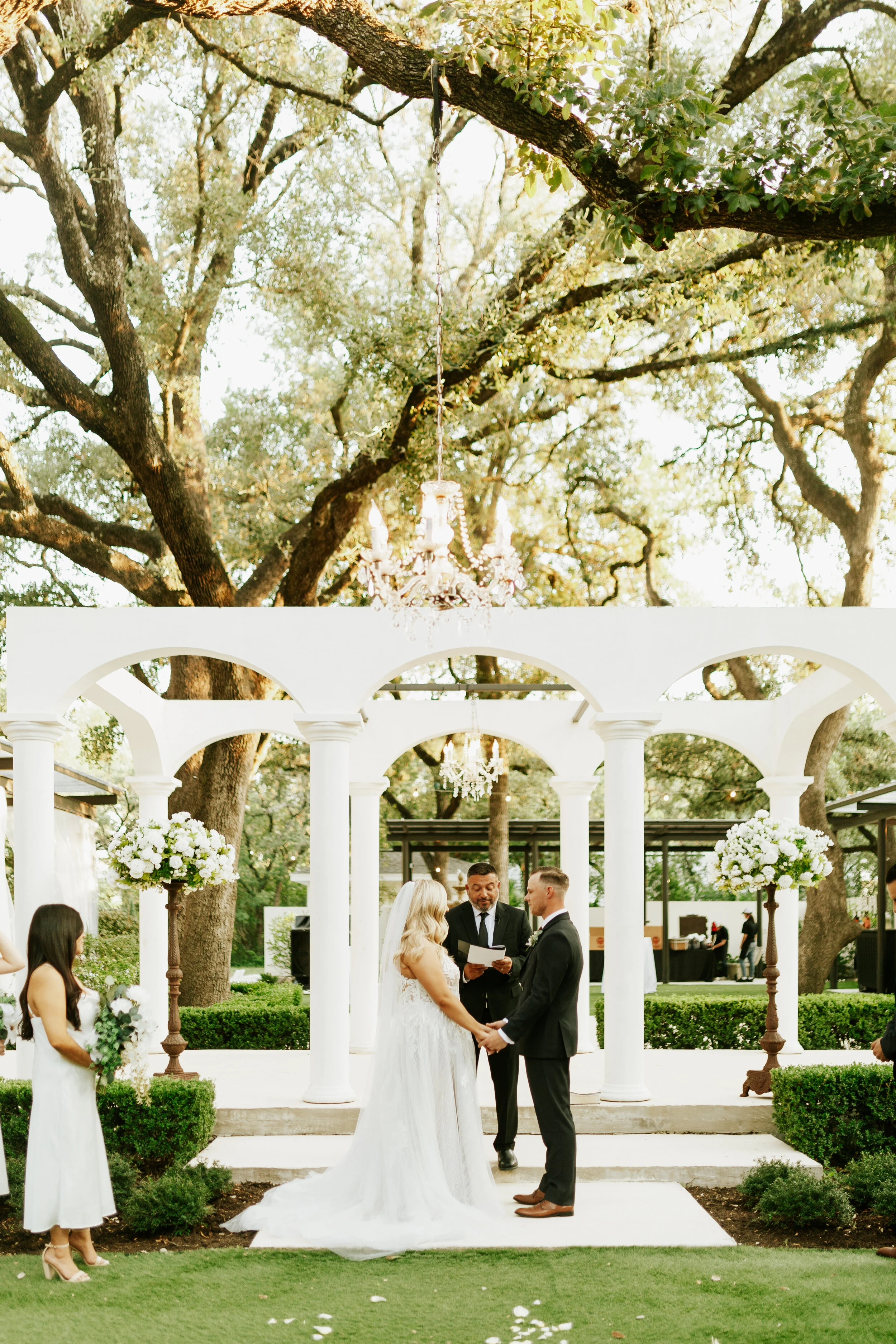 Hailey Nicole Creative modern, minimal, and romantic summer wedding at the Gardens at West Green in San Antonio, Texas