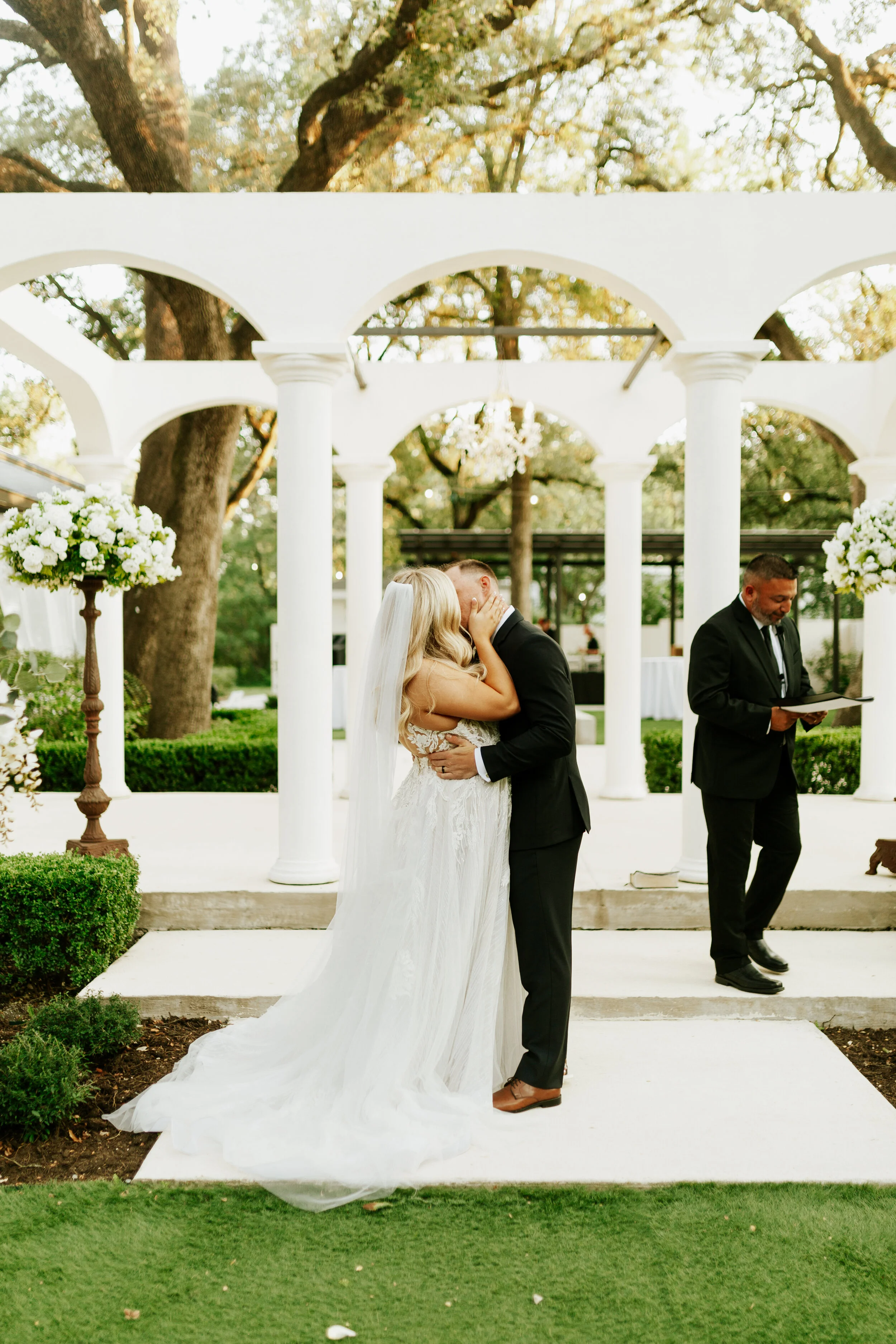 Hailey Nicole Creative modern, minimal, and romantic summer wedding at the Gardens at West Green in San Antonio, Texas