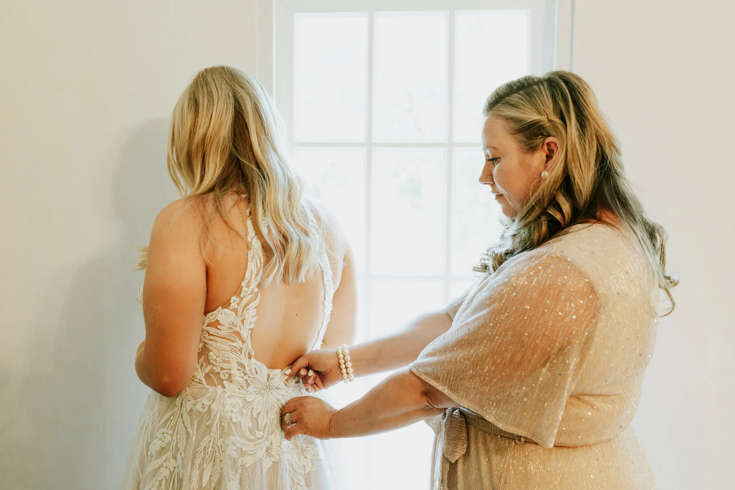 Hailey Nicole Creative modern, minimal, and romantic summer wedding at the Gardens at West Green in San Antonio, Texas