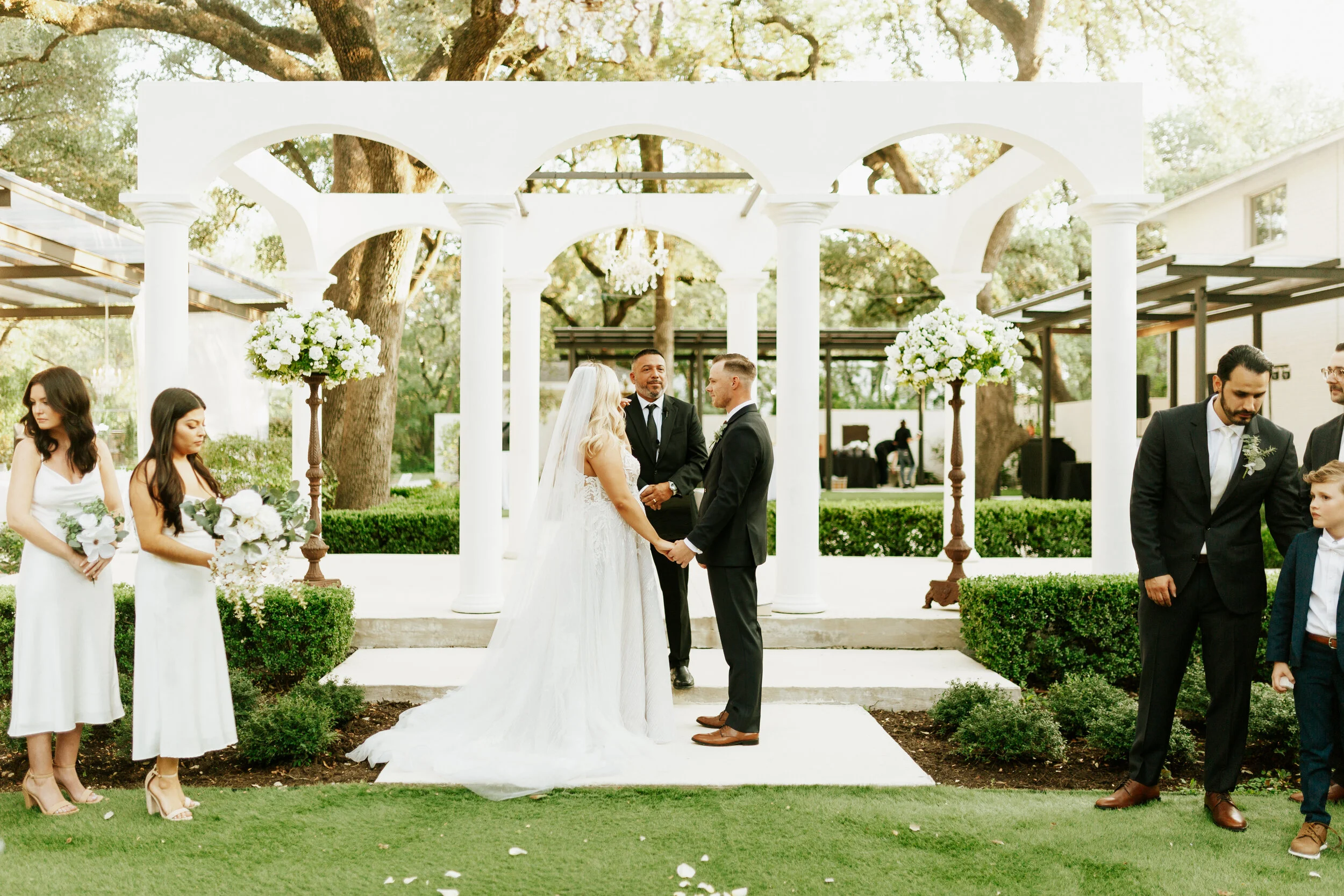 Hailey Nicole Creative modern, minimal, and romantic summer wedding at the Gardens at West Green in San Antonio, Texas