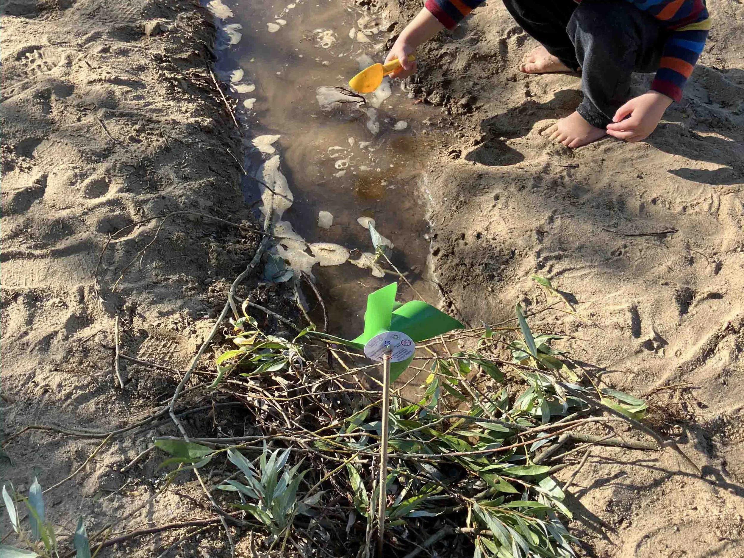 Wasserspiel_Naturgarten_für_Kinder @lindenscapes.jpg