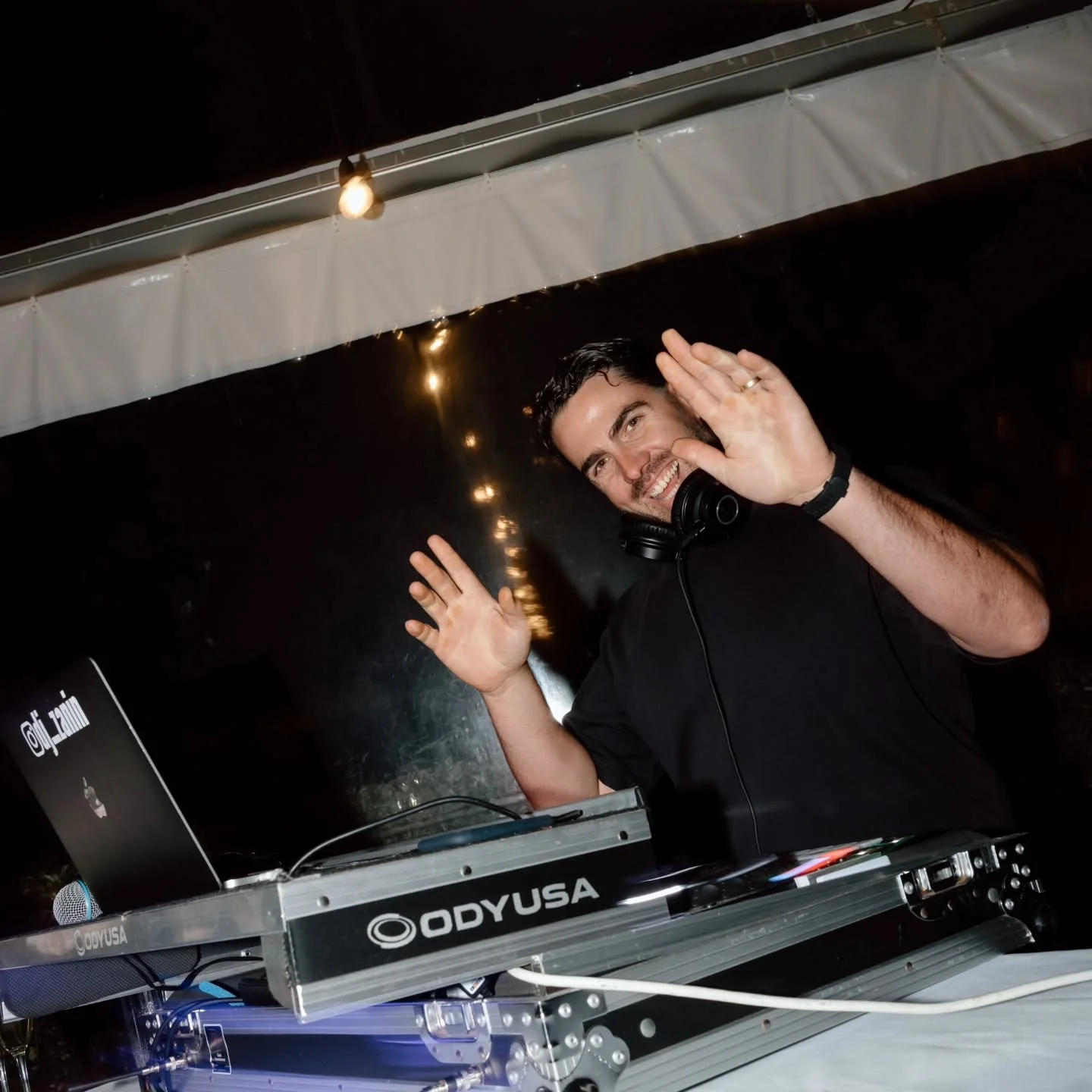 Hands up if your ready for the weekend 🙌🎊

📷@mattashton_photo 

#weddingdj #dj
#letsgo