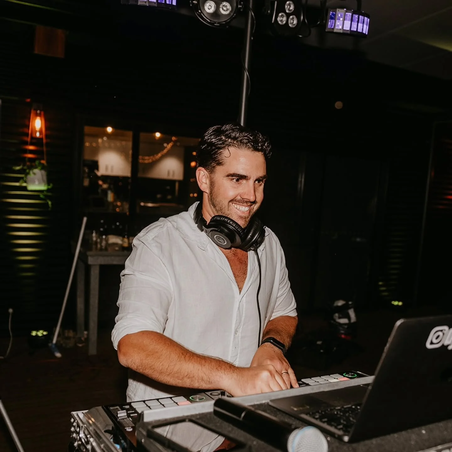 Summer party season in full swing 🎊🎷

@capturedby_kate 📷
@nedolive.jpeg 🎷

#wedding #dj #sax