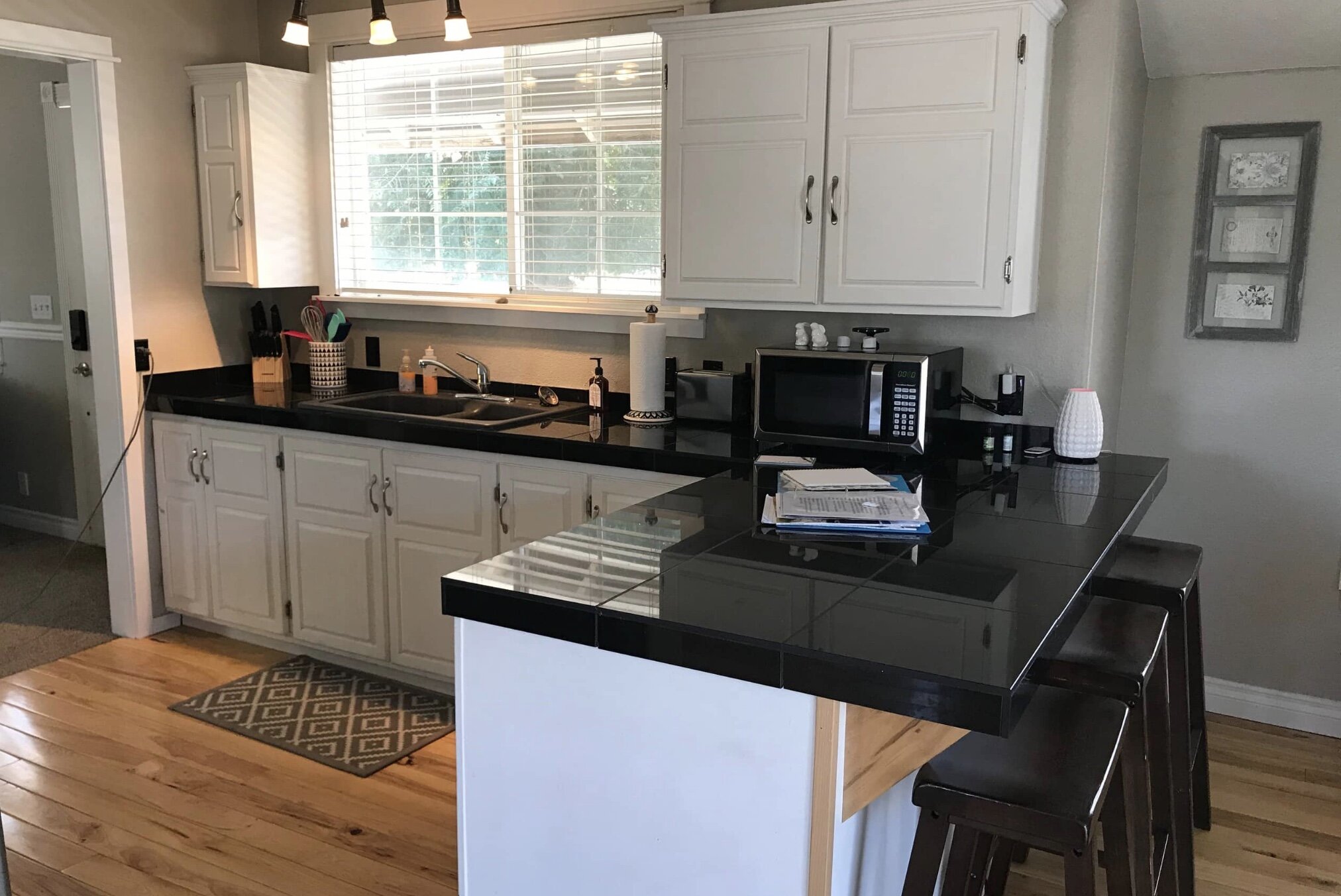 Great kitchen for dinner and breakfast!