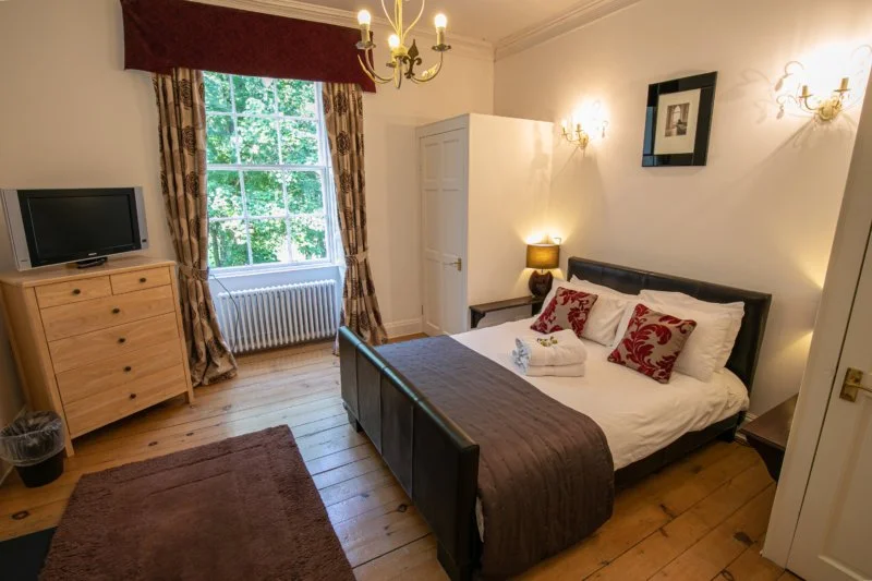 NAVAL GAZING & THE THINKER

Two charming double bedrooms.

The two share a large shower room.