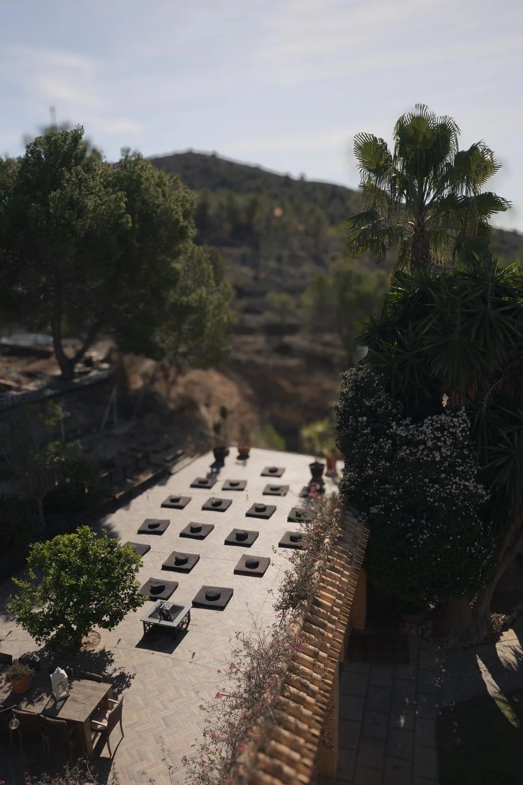 Located near Alicante, the house is surrounded by mountains, Mediterranean vegetation and an energy that invites introspection.

The landscape is part of the experience:
the sunrises, the fresh air, the trails, the open horizon.