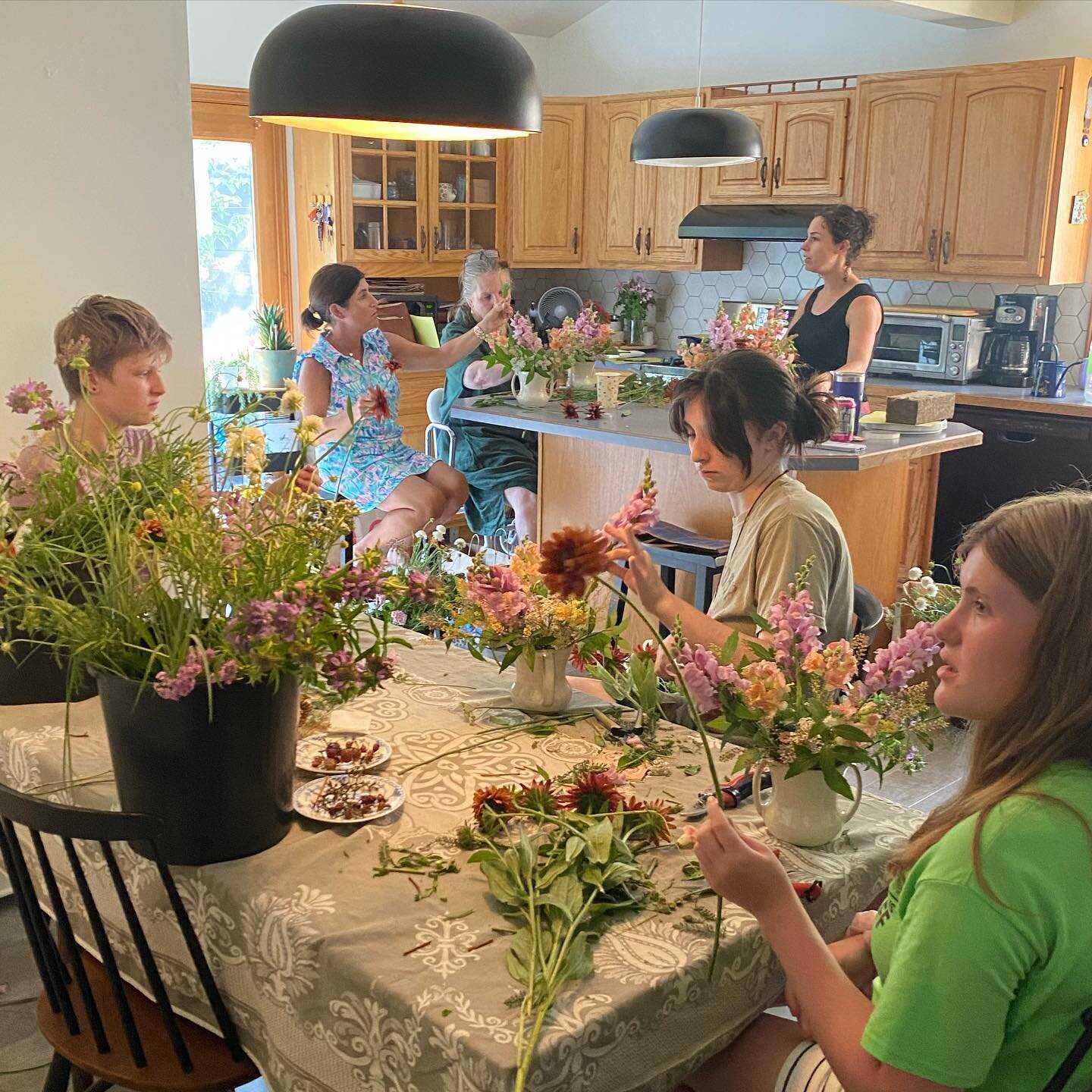 Britt and I put on Posy&rsquo;s very first private floral arranging workshop today and we absolutely loved it! Flowering in another person&rsquo;s home is so much fun and this crew was totally fabulous AND florally gifted!! We are so grateful to Lind