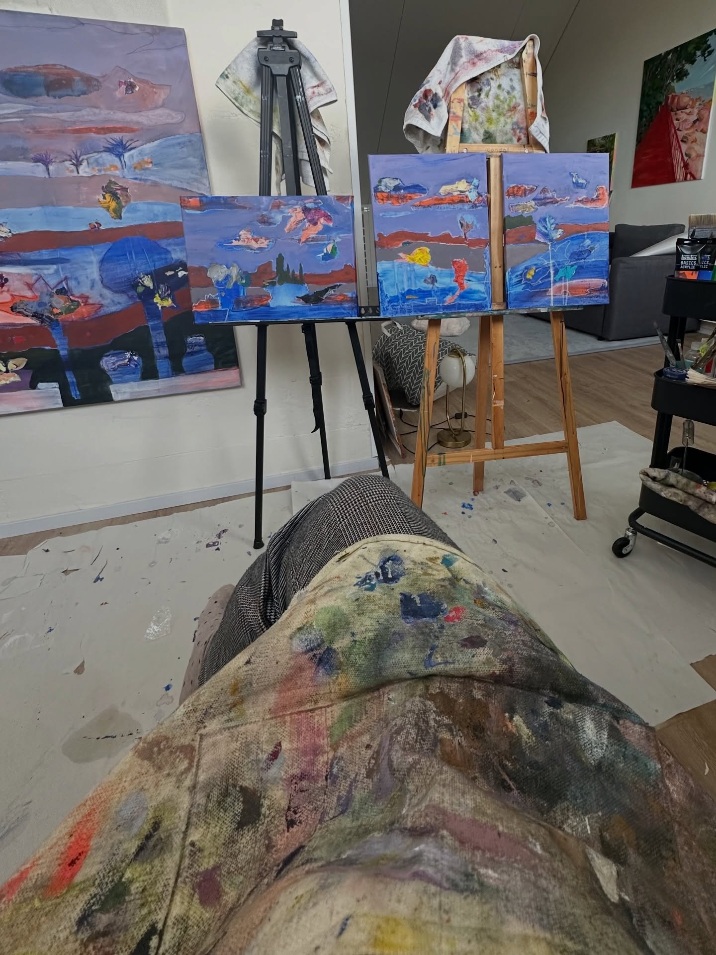 Sit in my chair.. This is what the 80% mark looked like for this new body of work ☺️ a moment of consideration preceding some carefully planned moves to bring it all home 🤗 
#astrokeofwhimsy #artiststudio #newartwork #lastingimpressions #originalart