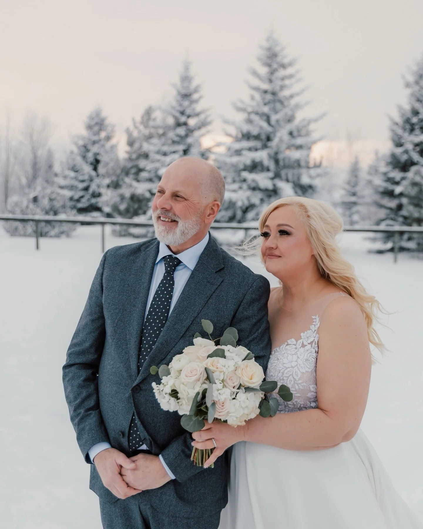 R &amp; S&rsquo;s wedding was simply a true winter wonderland ❄️

They celebrated their day on their beautiful acreage, and every single detail was so thoughtfully planned. From the hot chocolate and marshmallow stations for their guests to cozy blan