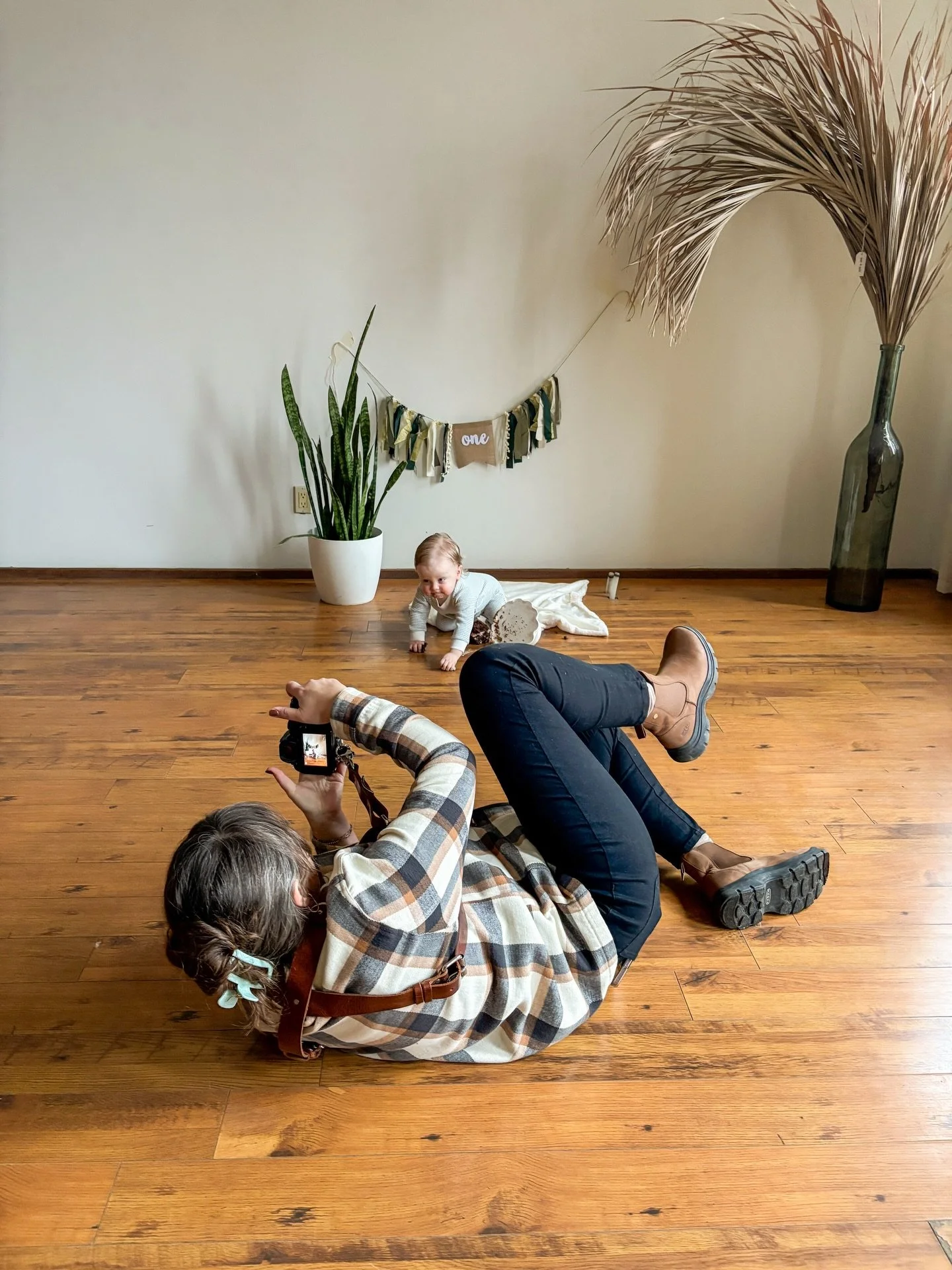 Me laying on the floor to catch the perfect moment&hellip; 📸

That&rsquo;s just part of the job when you&rsquo;re photographing a 1st birthday cake smash session. 🎂

I photographed this sweet little guy as a newborn, and now he&rsquo;s turning ONE.