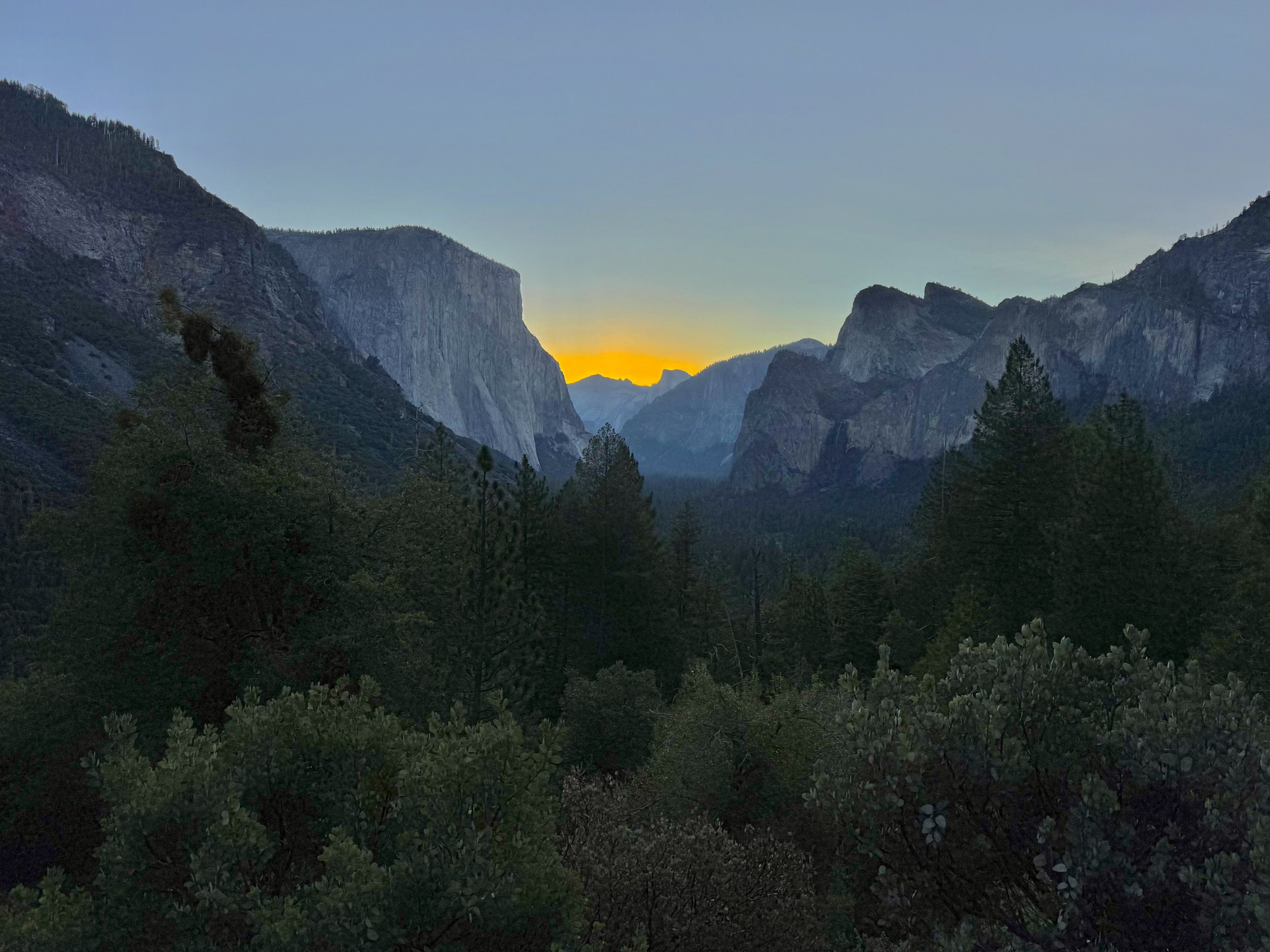 Sunrise over the mountains in Yosemite National Park