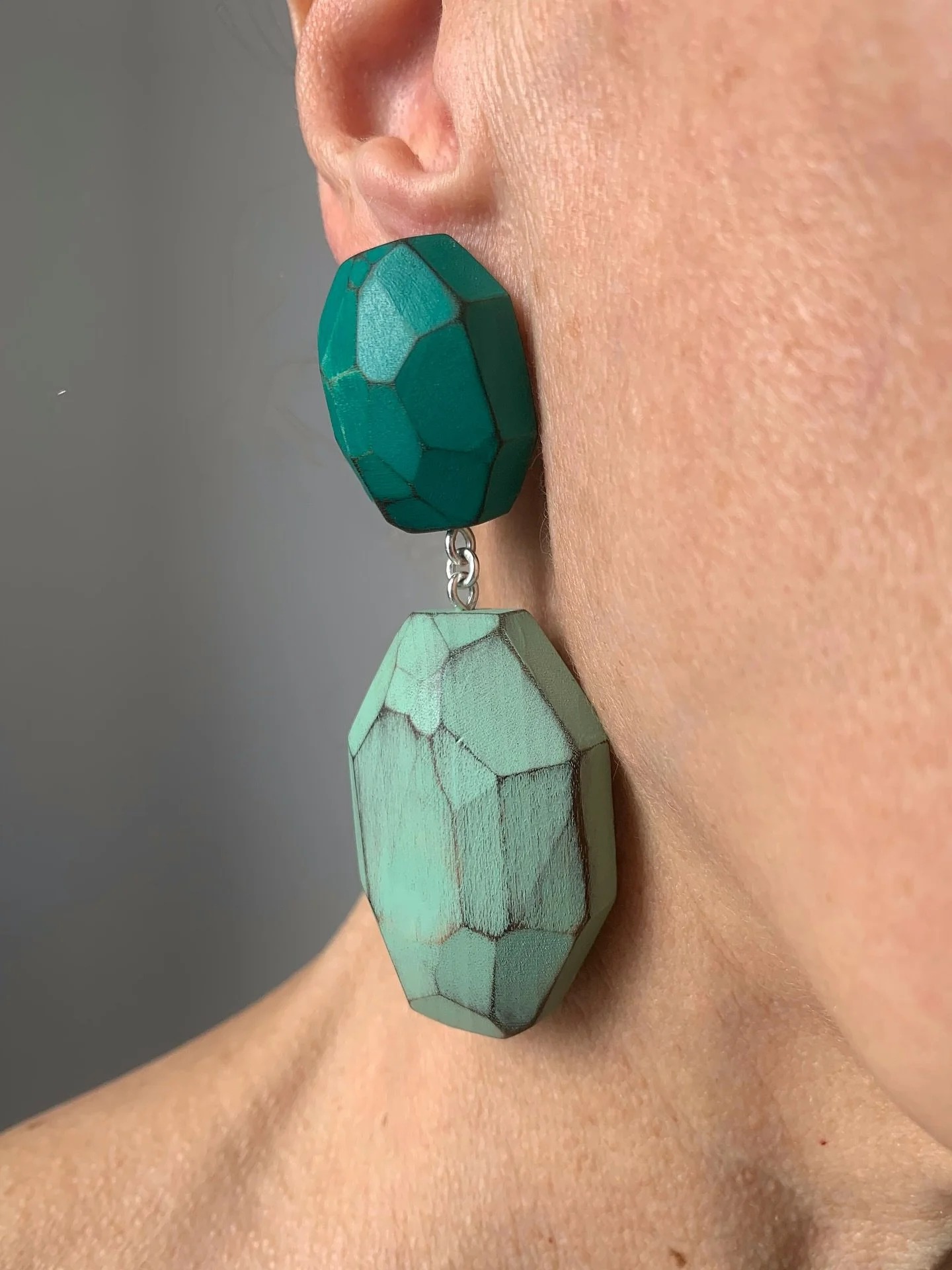 Bold yet lightweight, these faceted wooden statement earrings are one of a kind.

Crafted in two shades of green, they are sculptural, unexpected and effortlessly cool. Think of them as tiny architectural gems for your ears.

#StatementEarrings #Cont