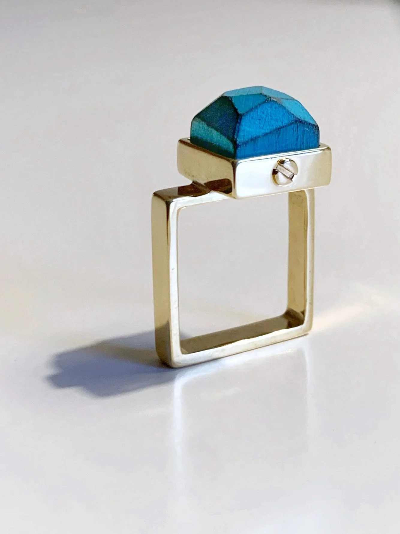 Sharp lines, visible screws.
A square ring shaped by urban architecture.

Construction becomes ornament and the the city is worn on the hand.

#squarering #designring #contemporaryjewellerydesign #cristinazanijewellery #statementring