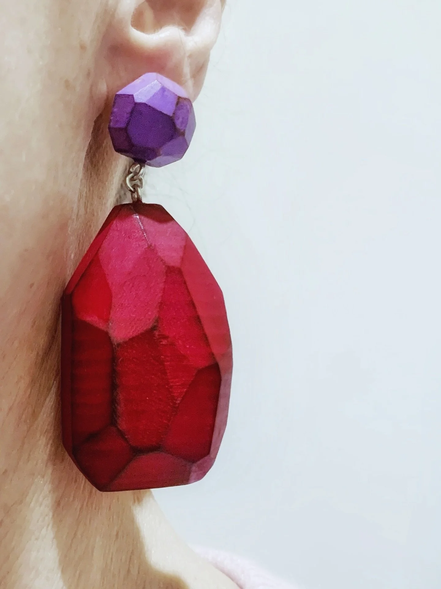 When handwork and design converge, you get statement earrings like these. Bold and unapologetic.

#statementearrings #cristinazanijewellery #woodenearrings #handmadeearrings